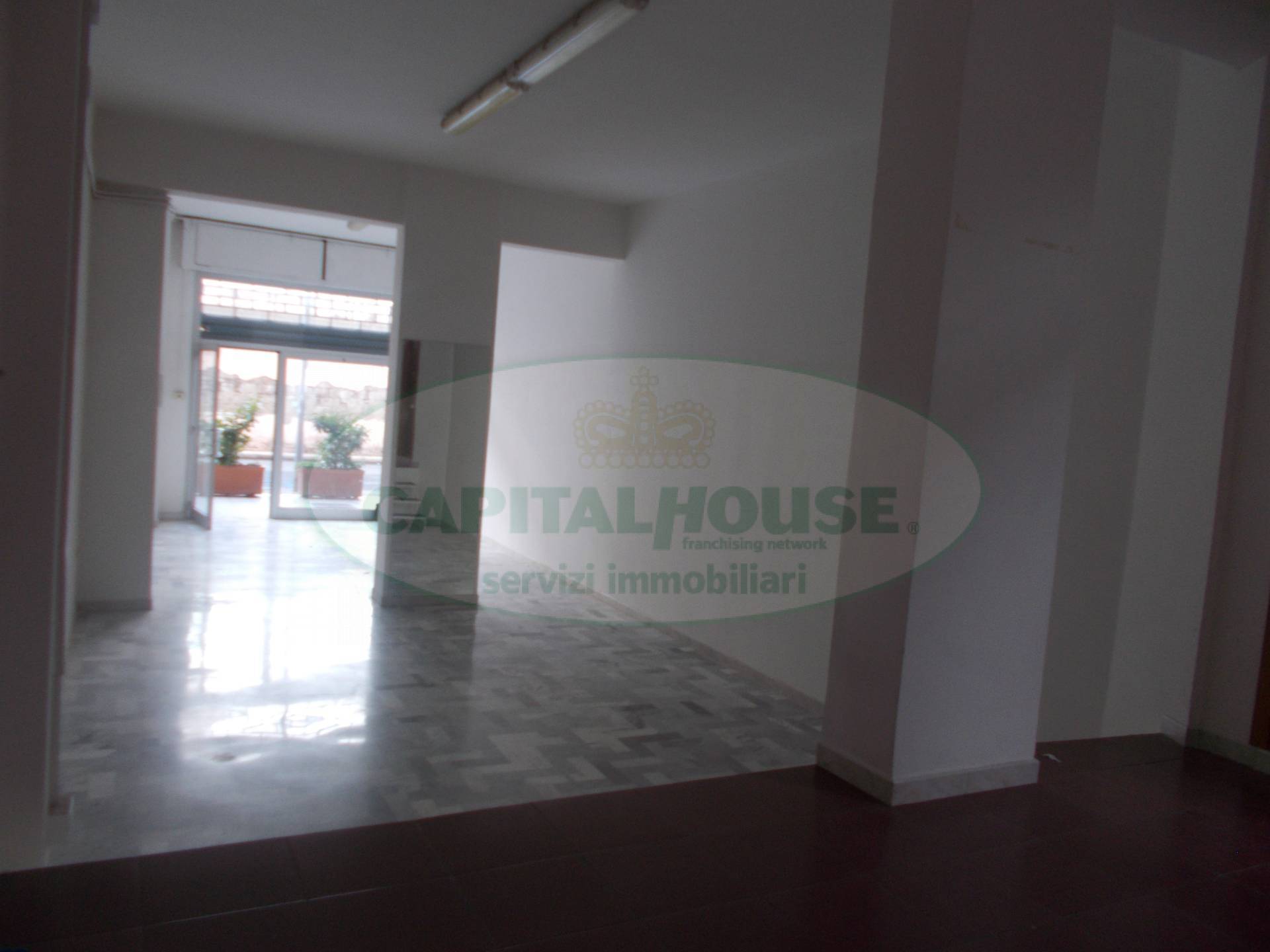 Commerciale in affitto a Santa Maria Capua Vetere, Zona Ufficio