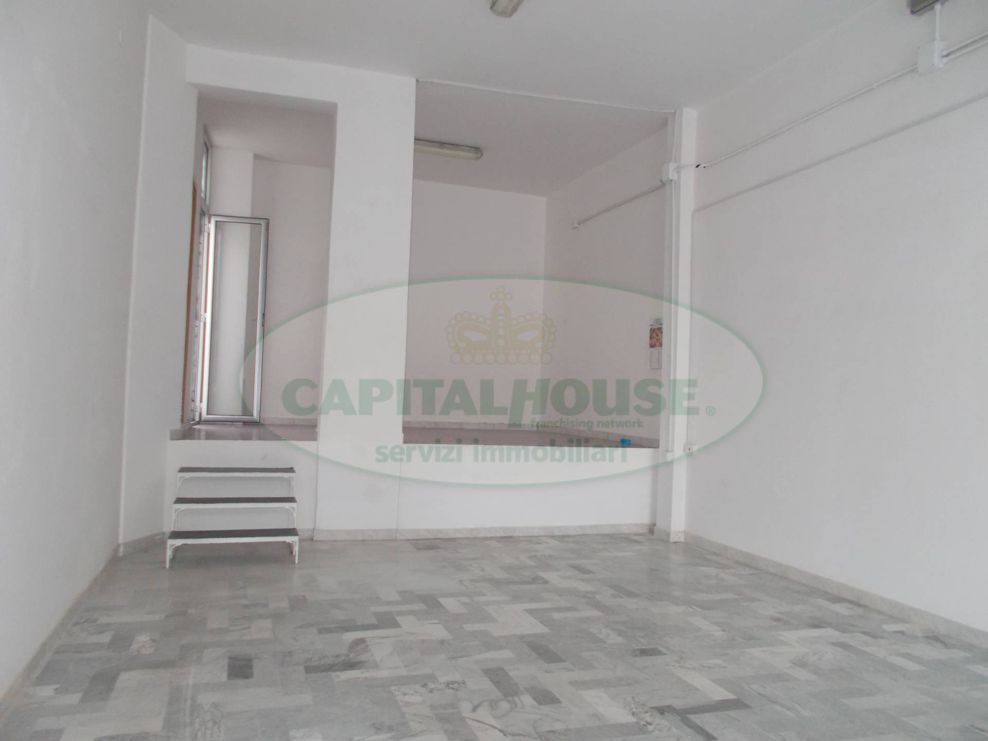 Commerciale in affitto a Santa Maria Capua Vetere, Zona Ufficio