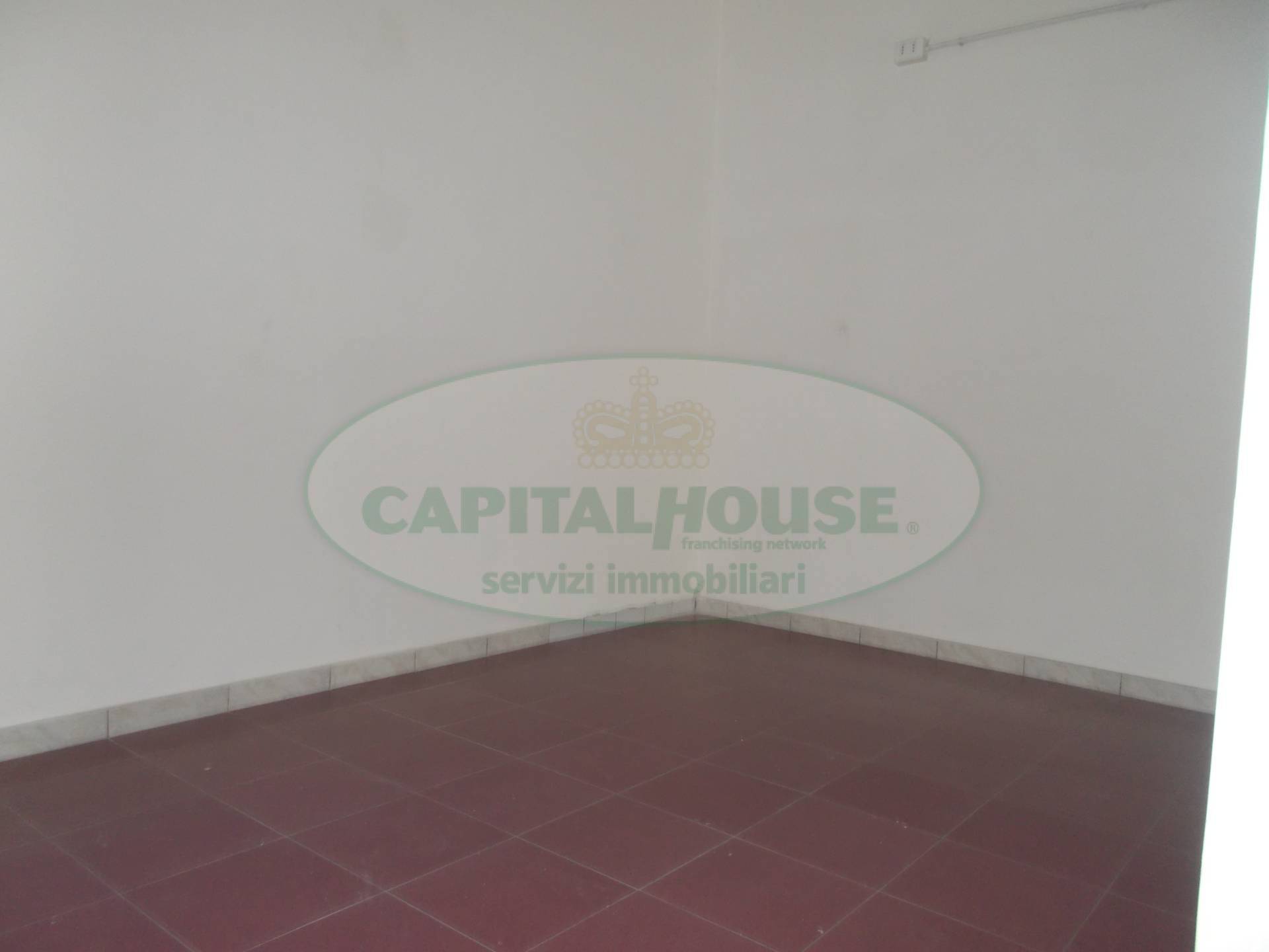 Commerciale in affitto a Santa Maria Capua Vetere, Zona Ufficio