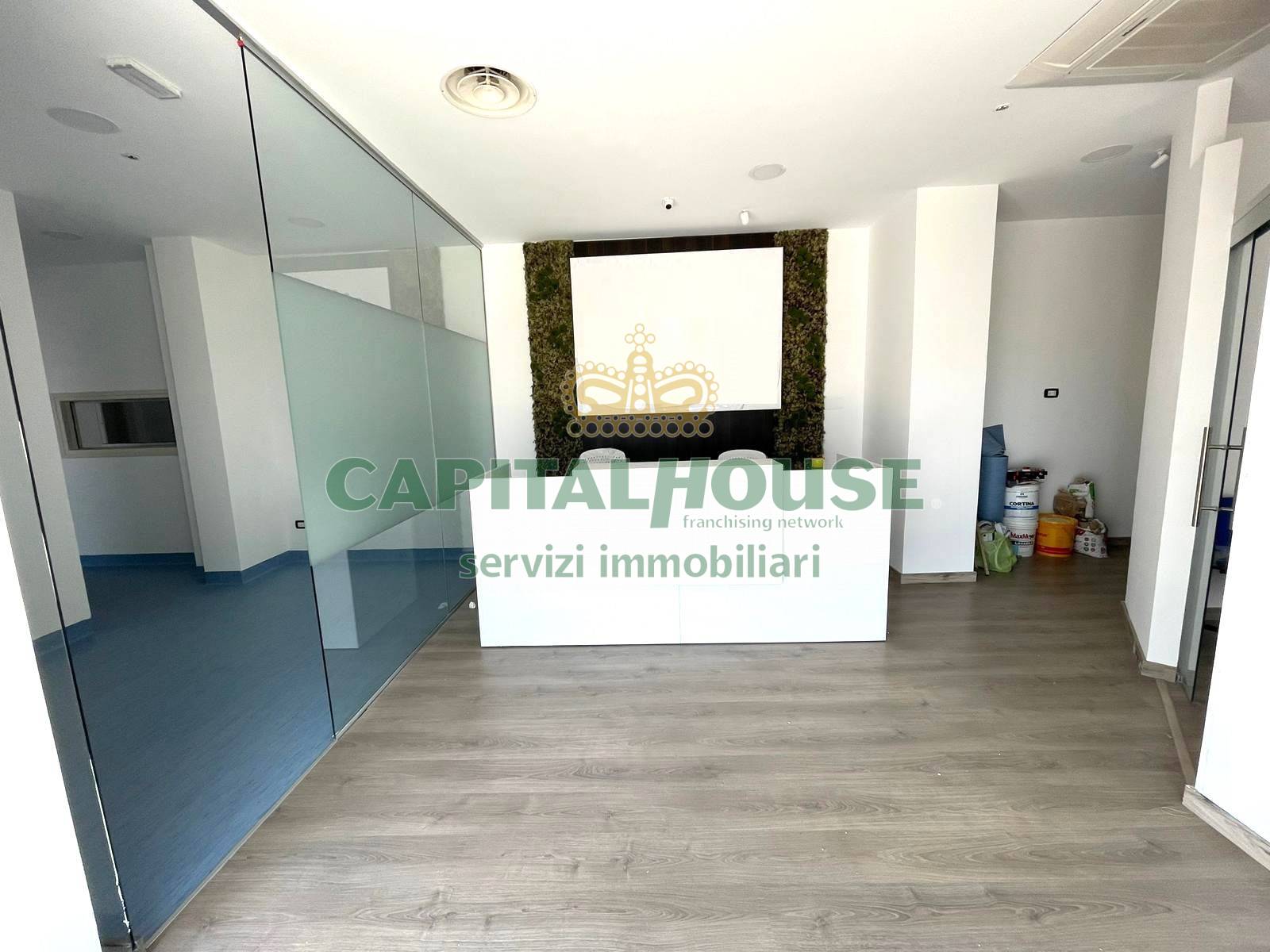 Commerciale in affitto a Santa Maria Capua Vetere, Zona nuova