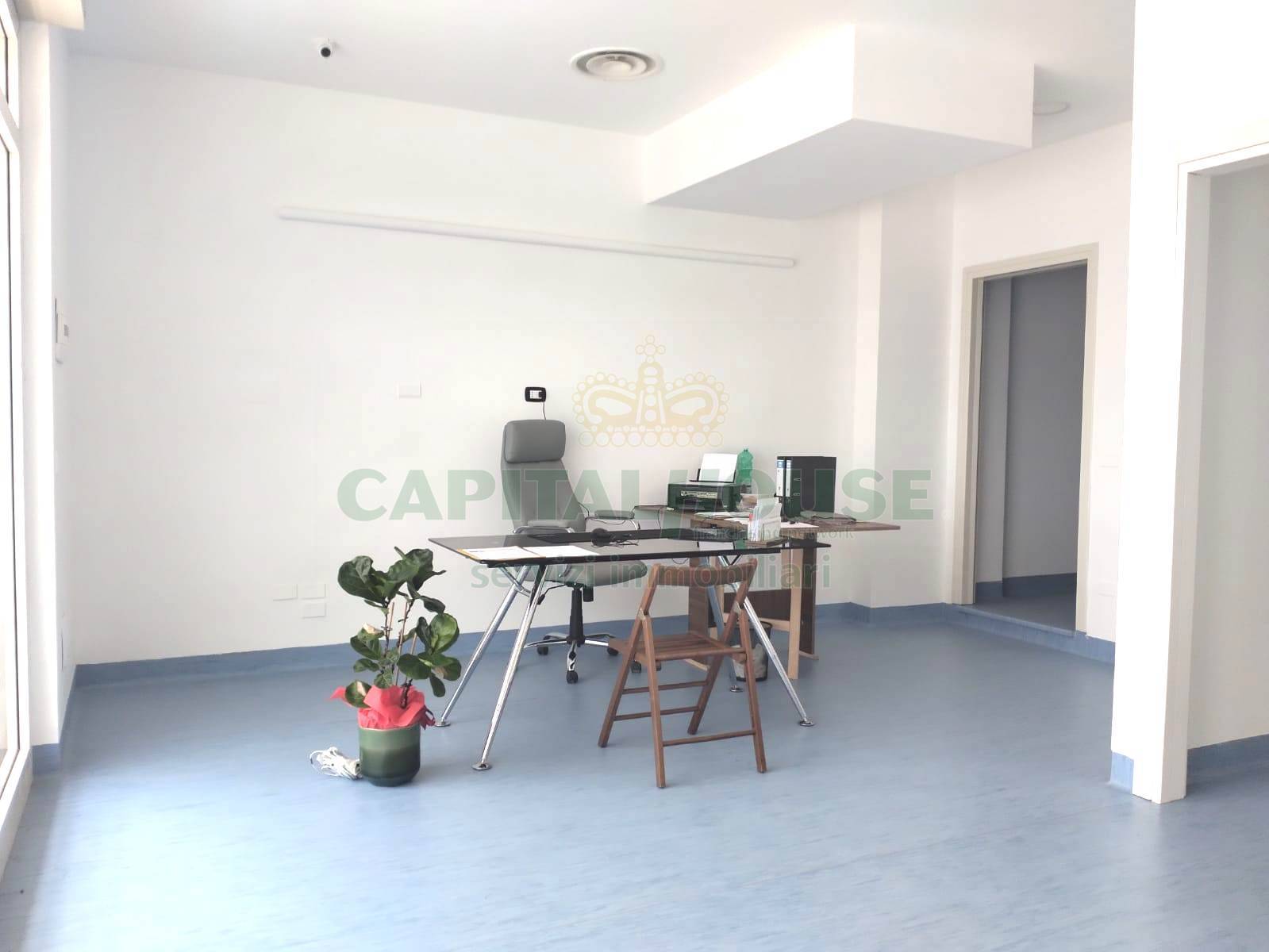 Commerciale in affitto a Santa Maria Capua Vetere, Zona nuova