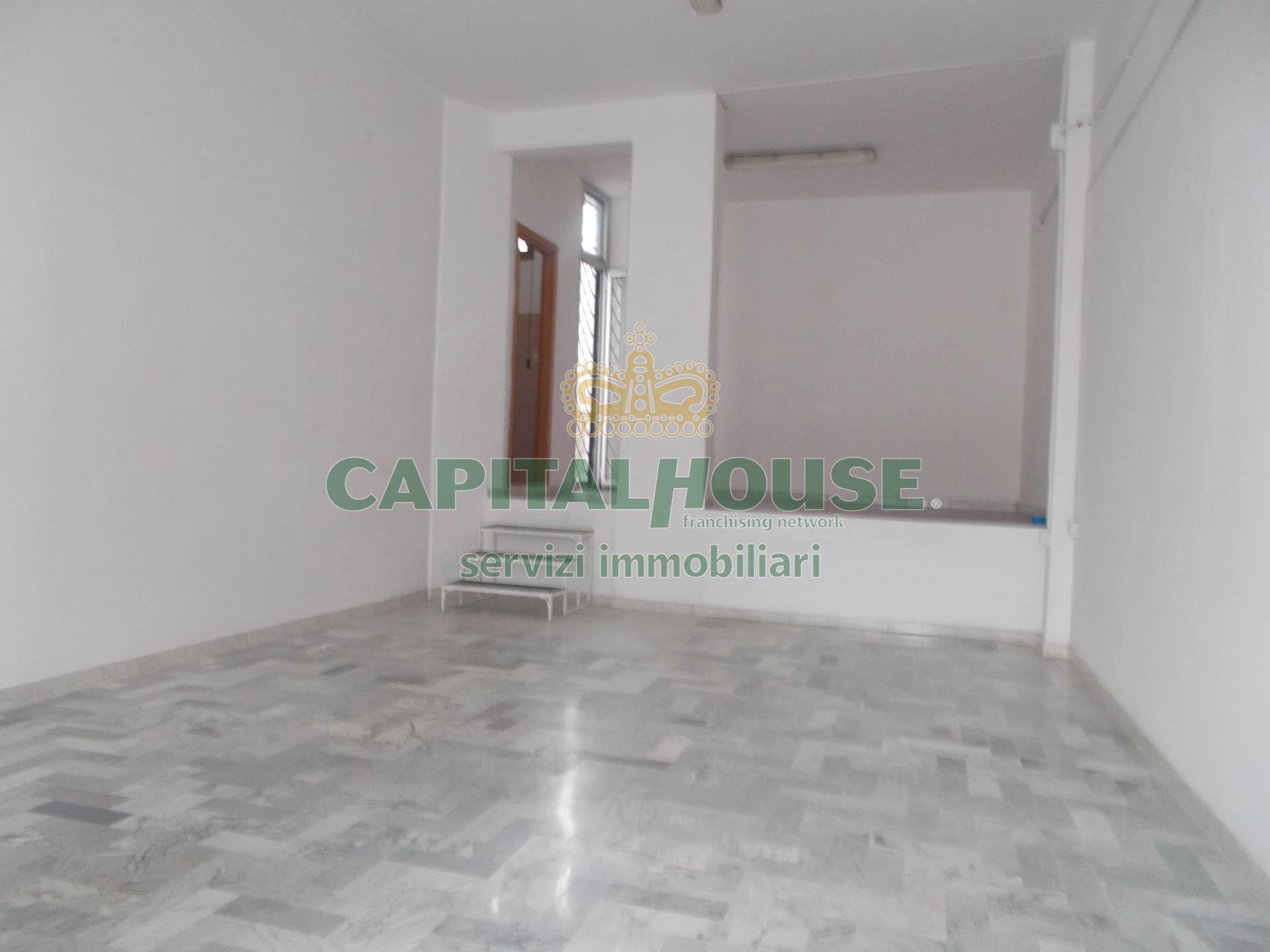 Commerciale in affitto a Santa Maria Capua Vetere, Zona Ufficio