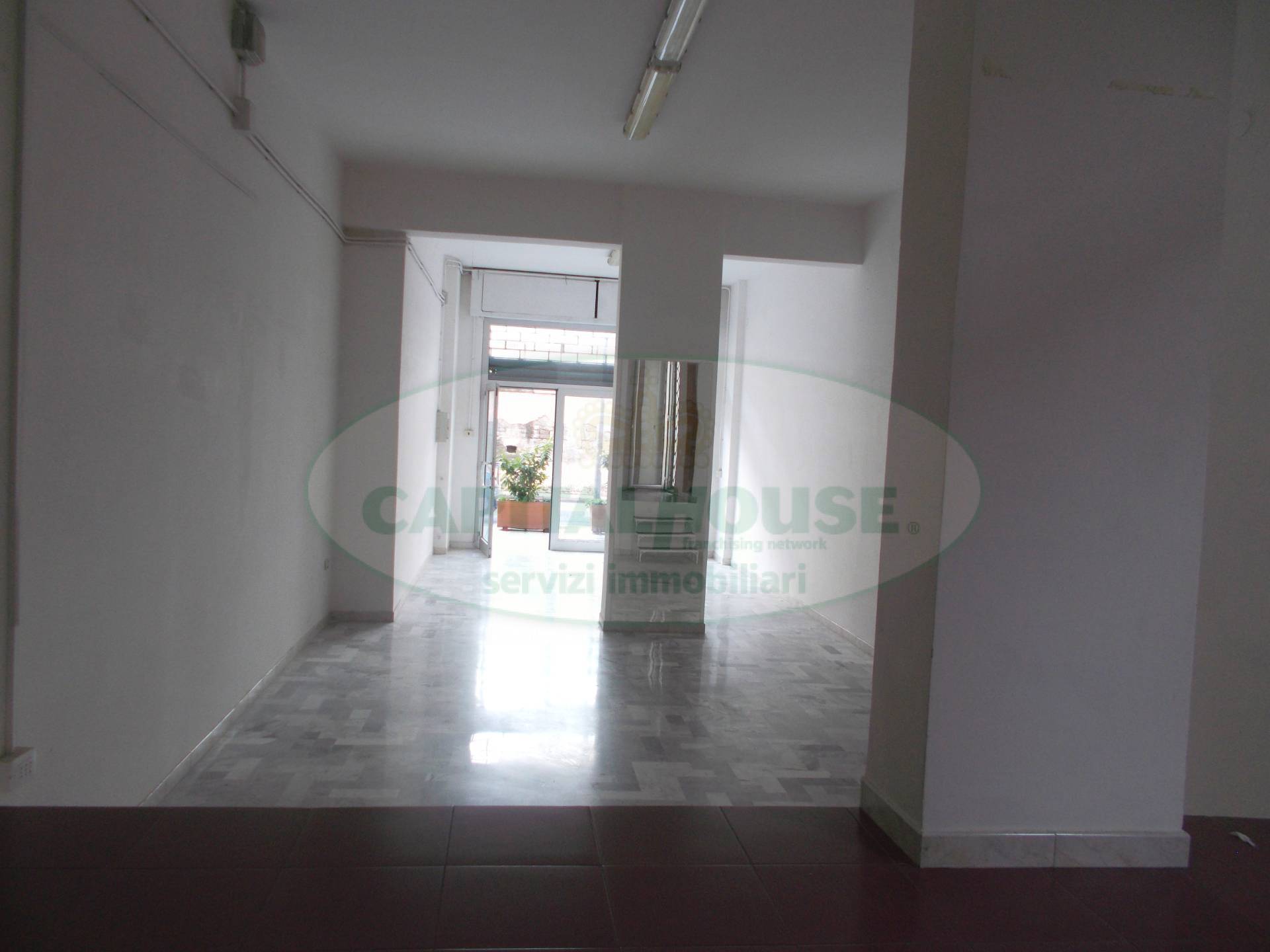 Commerciale in affitto a Santa Maria Capua Vetere, Zona Ufficio