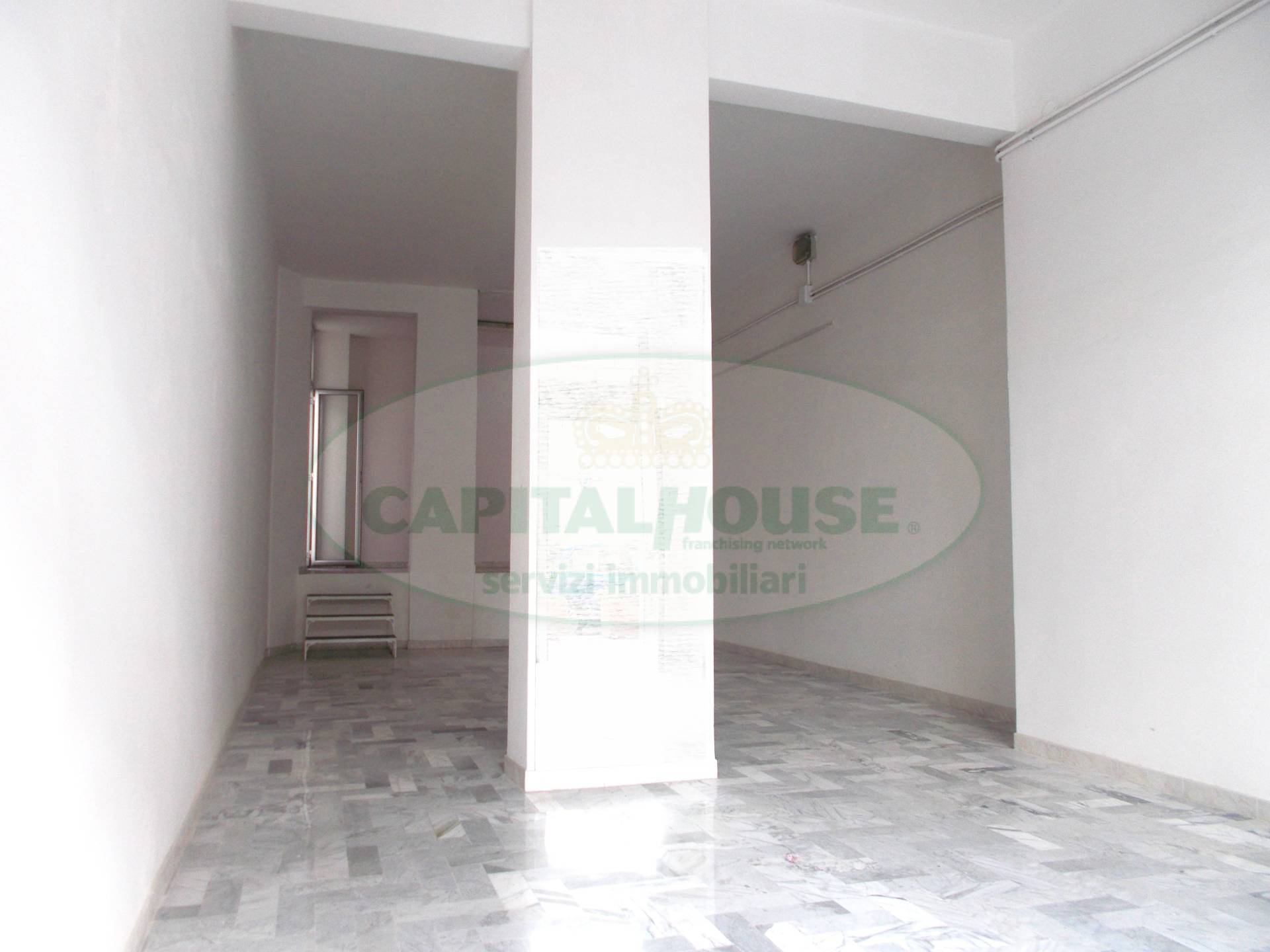 Commerciale in affitto a Santa Maria Capua Vetere, Zona Ufficio