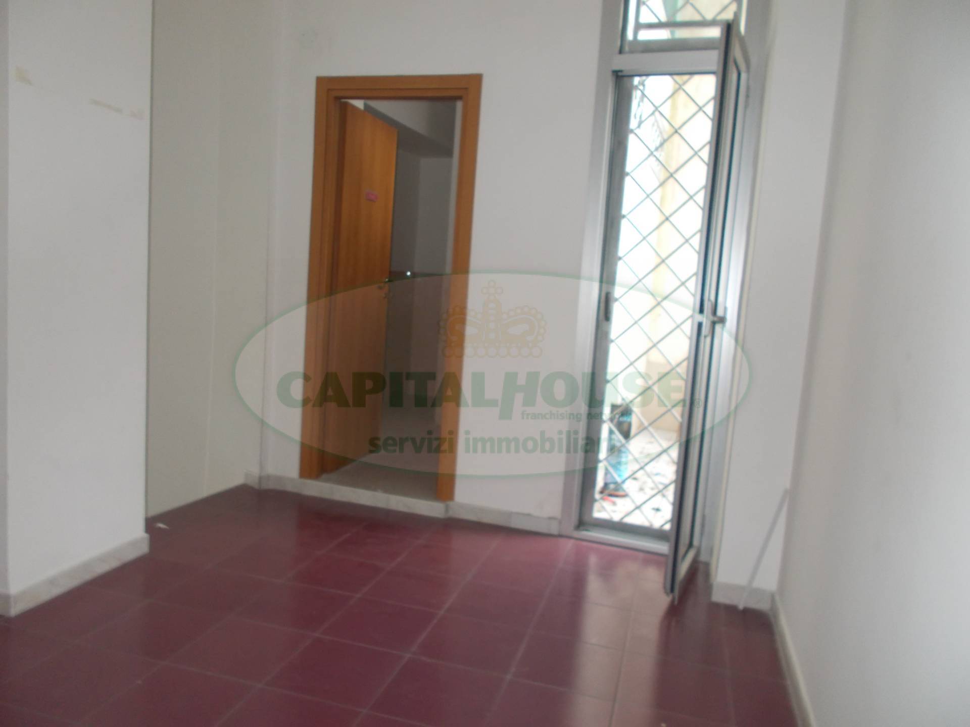 Commerciale in affitto a Santa Maria Capua Vetere, Zona Ufficio