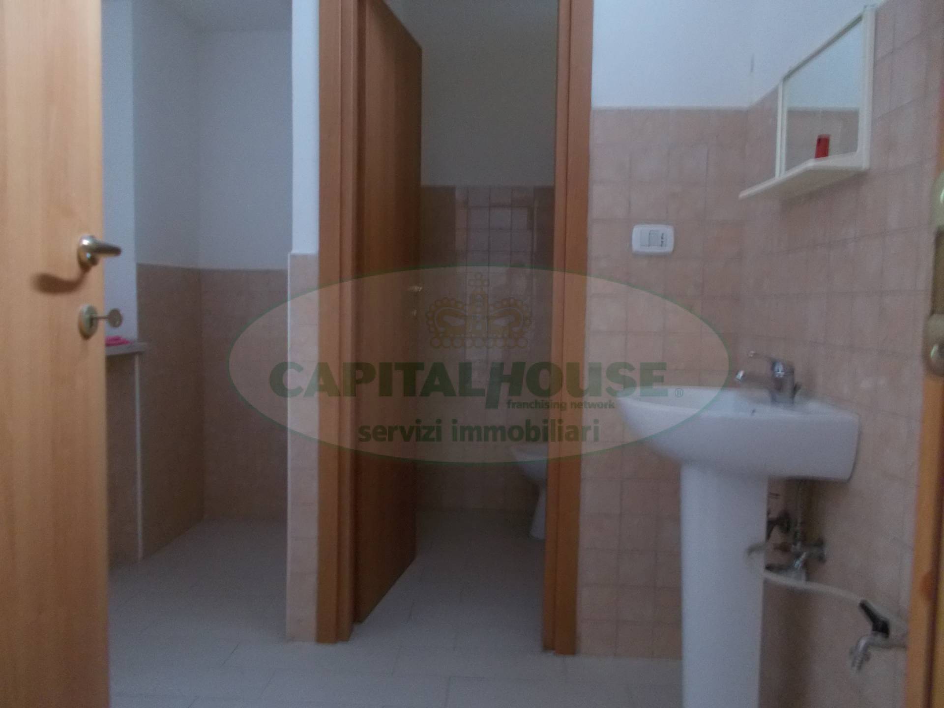 Commerciale in affitto a Santa Maria Capua Vetere, Zona Ufficio