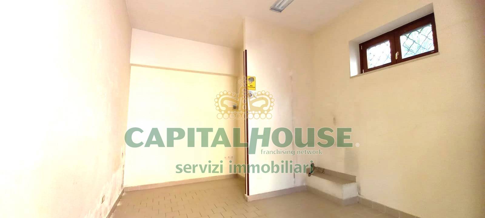 Commerciale in affitto a Capua