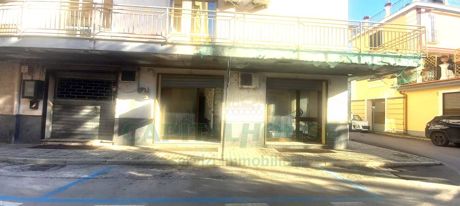 Commerciale in affitto a Santa Maria Capua Vetere, Zona Tribunale