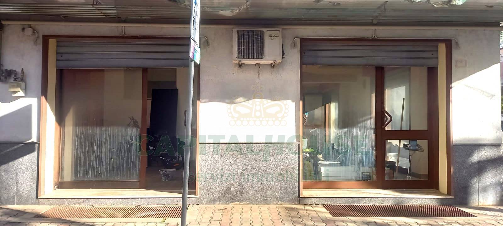 Commerciale in affitto a Santa Maria Capua Vetere, Zona Tribunale