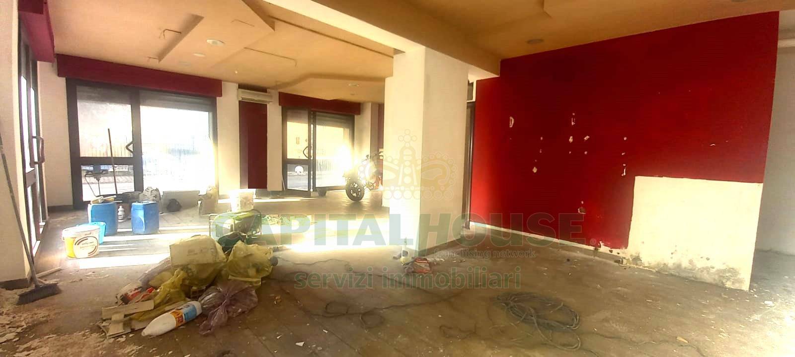 Commerciale in affitto a Santa Maria Capua Vetere, Zona Tribunale