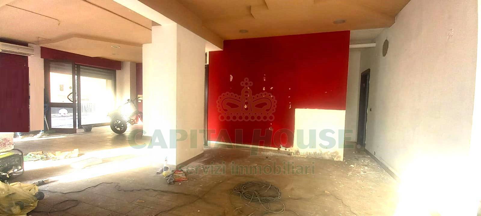 Commerciale in affitto a Santa Maria Capua Vetere, Zona Tribunale