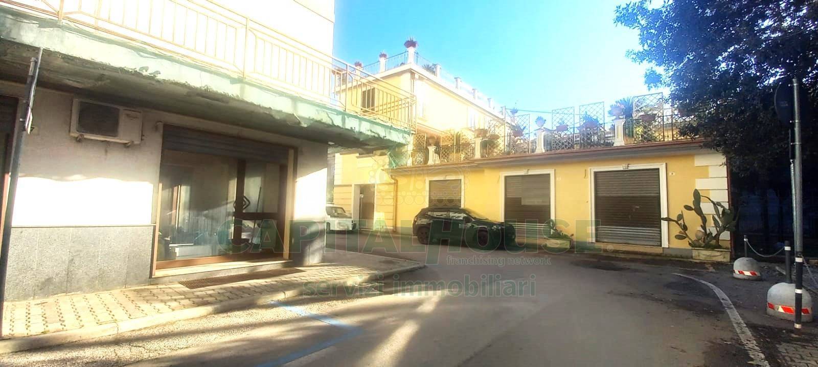 Commerciale in affitto a Santa Maria Capua Vetere, Zona Tribunale