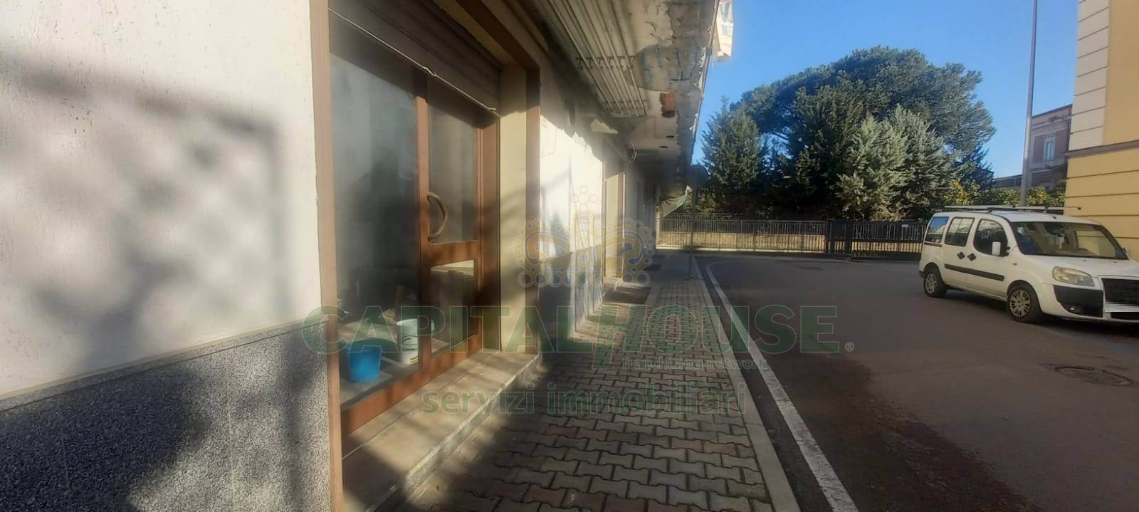 Commerciale in affitto a Santa Maria Capua Vetere, Zona Tribunale