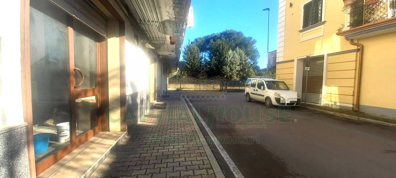 Commerciale in affitto a Santa Maria Capua Vetere, Zona Tribunale