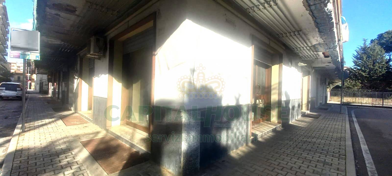 Commerciale in affitto a Santa Maria Capua Vetere, Zona Tribunale