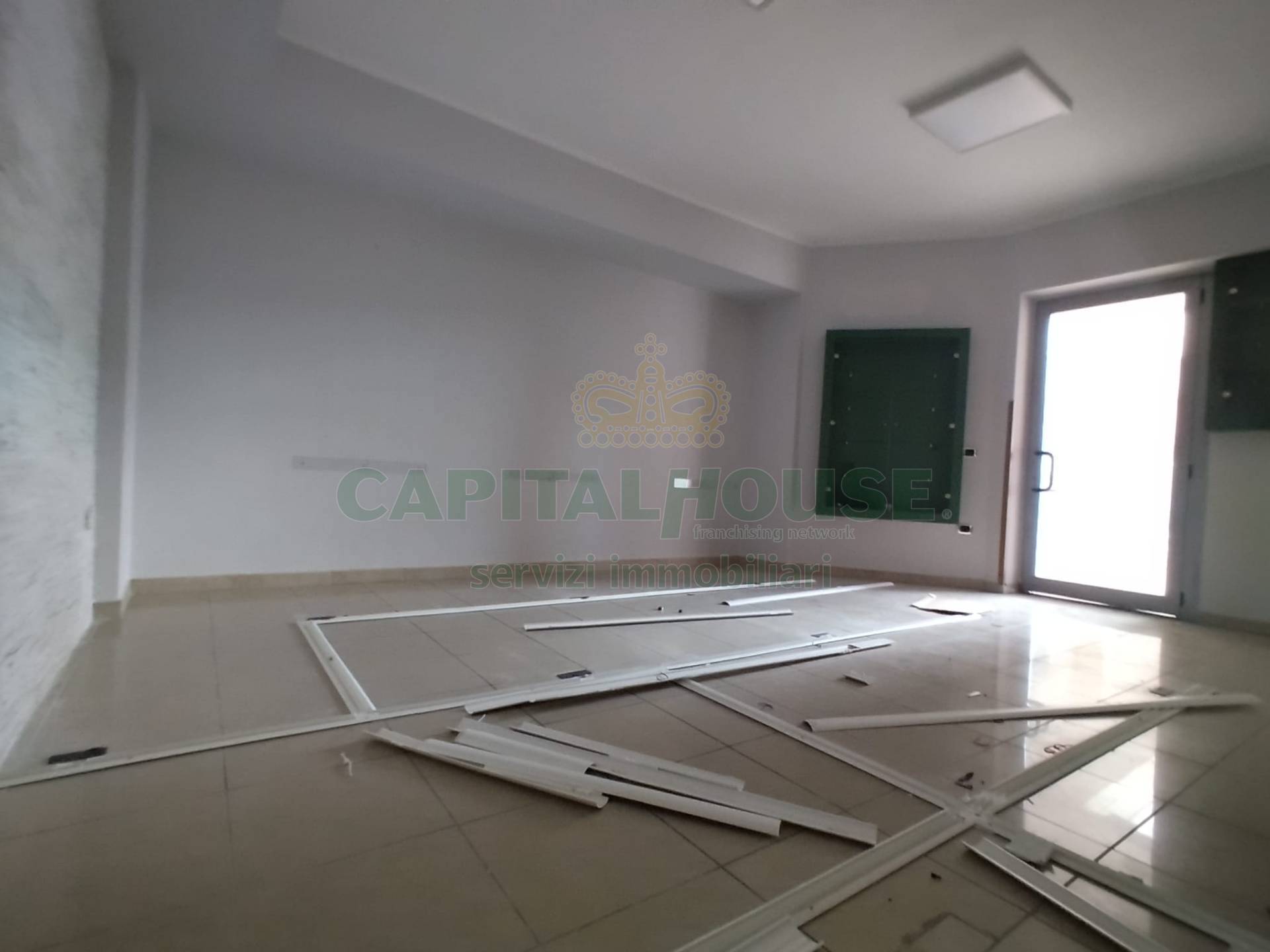 Ufficio in affitto a Santa Maria Capua Vetere, Zona Tribunale