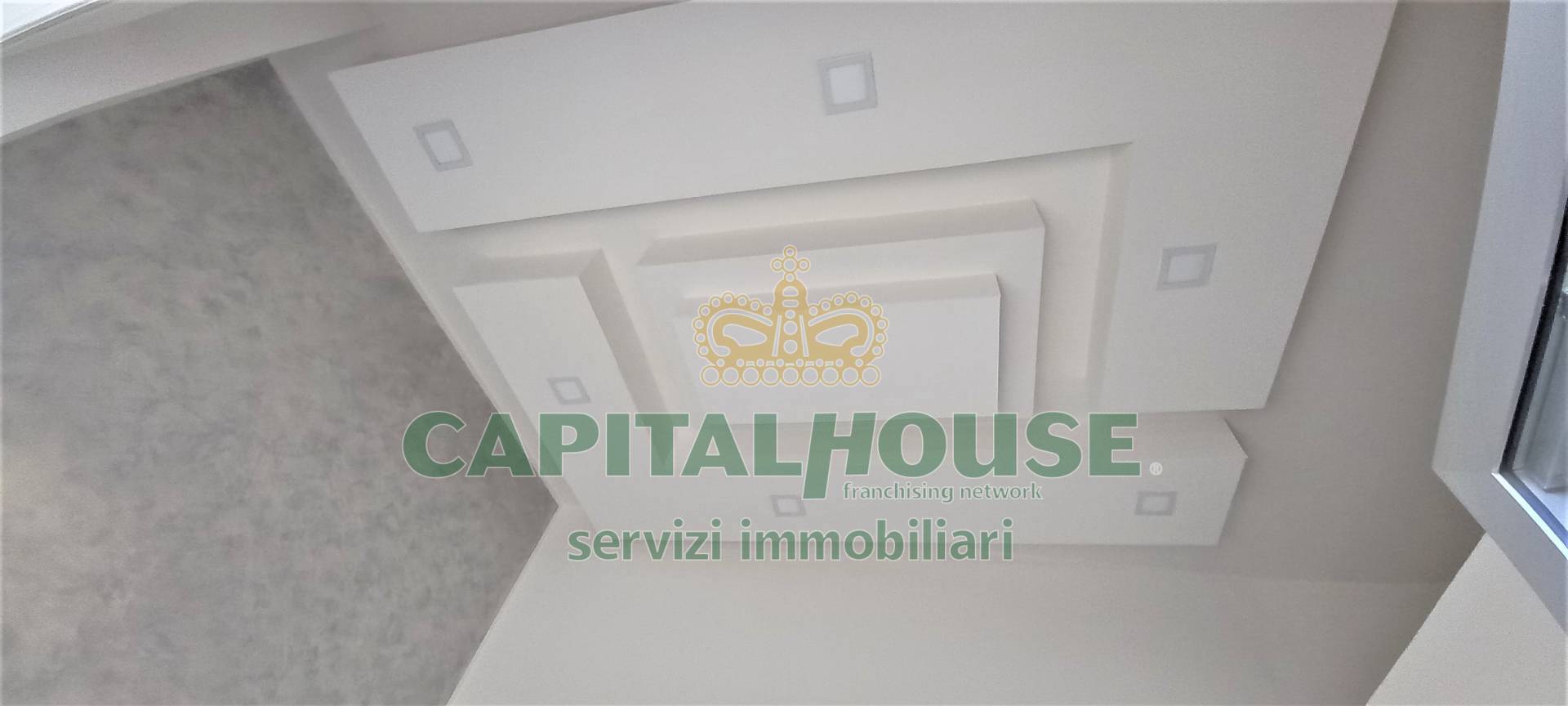 Commerciale in affitto a Santa Maria Capua Vetere, Zona Tribunale
