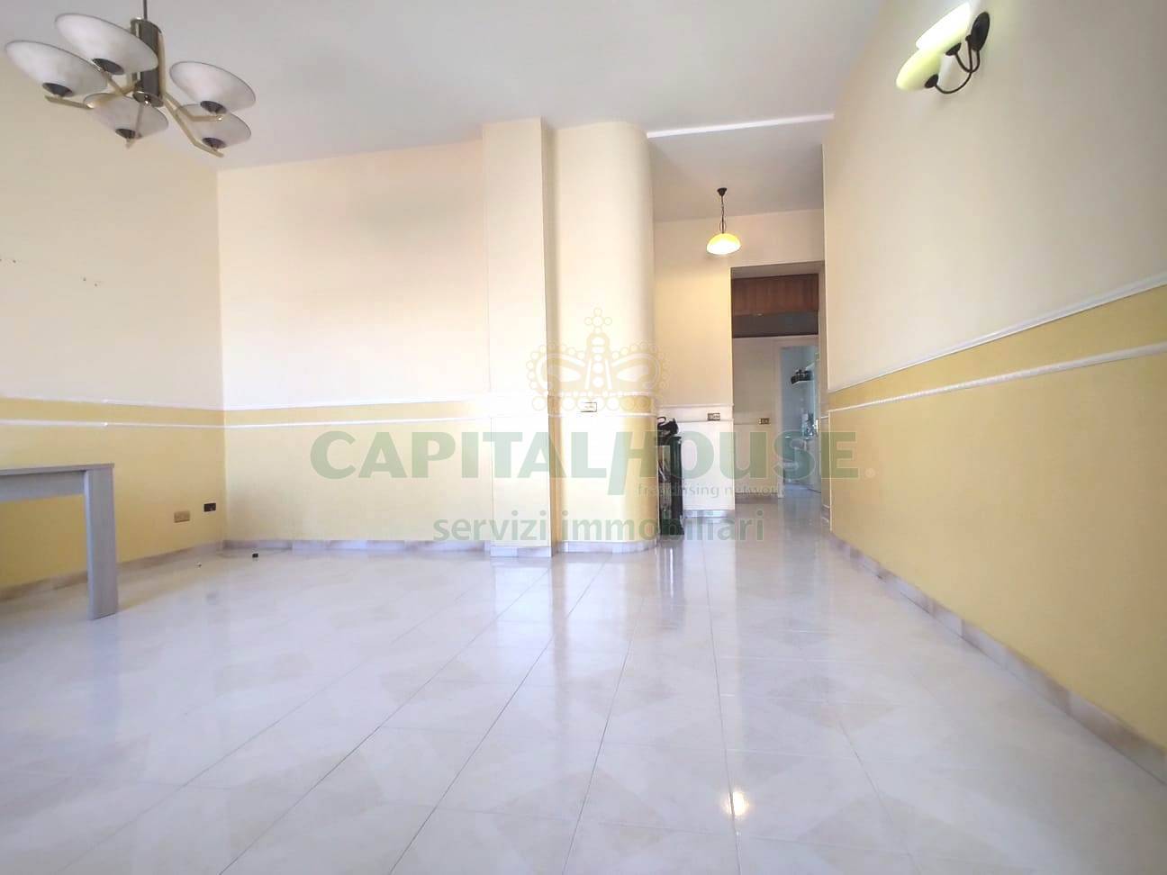 Appartamento in corte in affitto a San Prisco, Zona Centrale