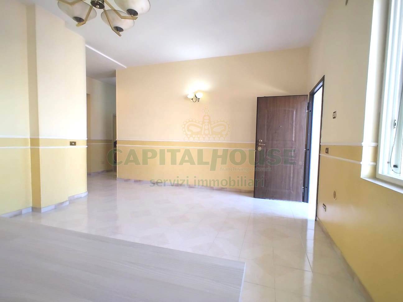 Appartamento in corte in affitto a San Prisco, Zona Centrale