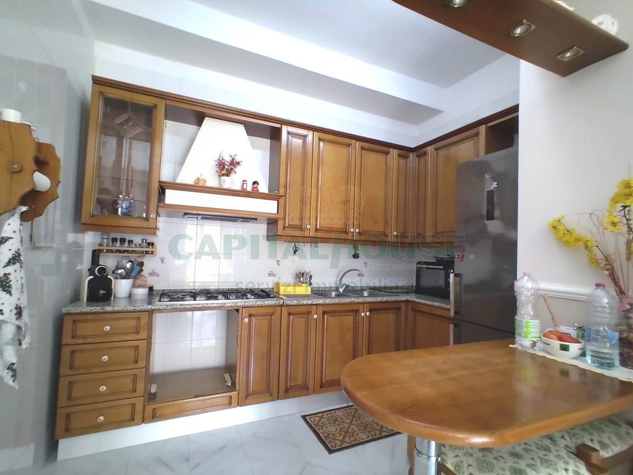 Appartamento in corte in affitto a San Prisco, Zona Centrale