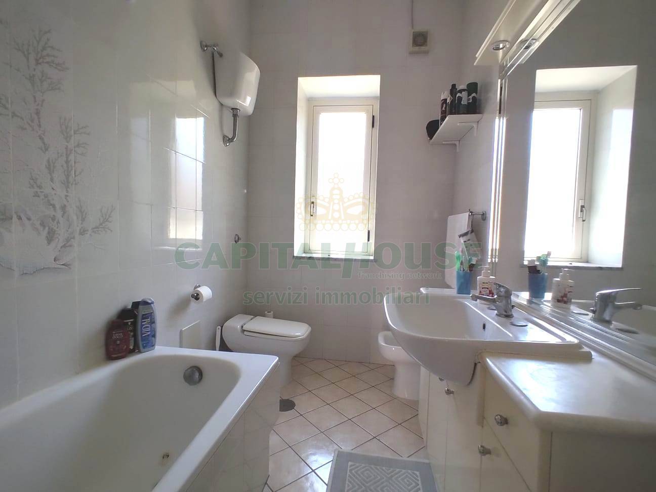 Appartamento in corte in affitto a San Prisco, Zona Centrale