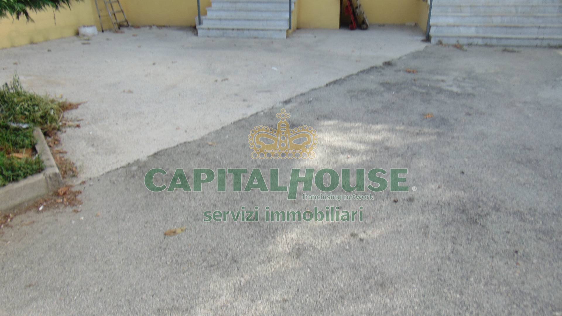 Commerciale in affitto a Sirignano