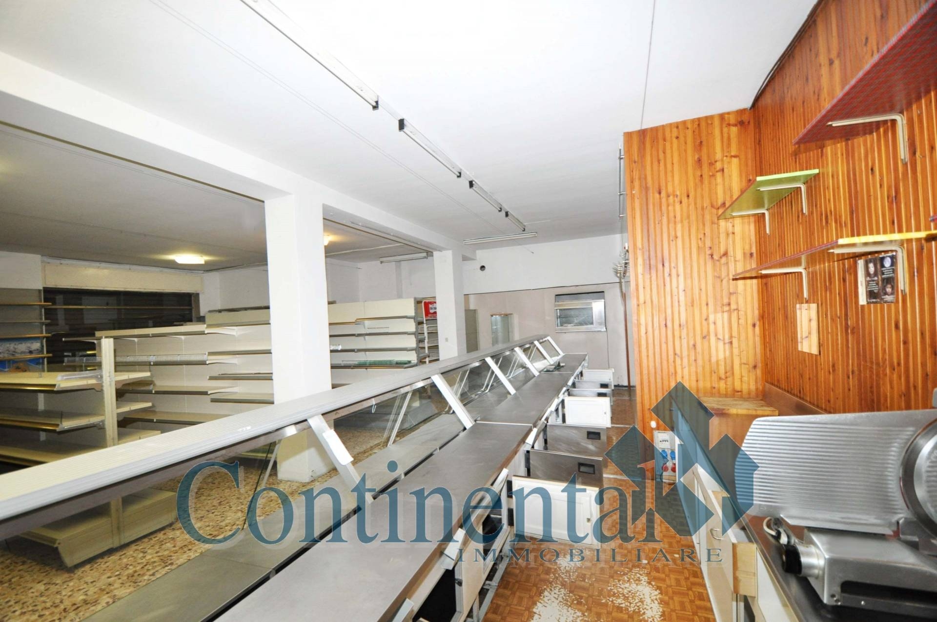 Locale commerciale in vendita a Isola di Fondra, Trabuchello