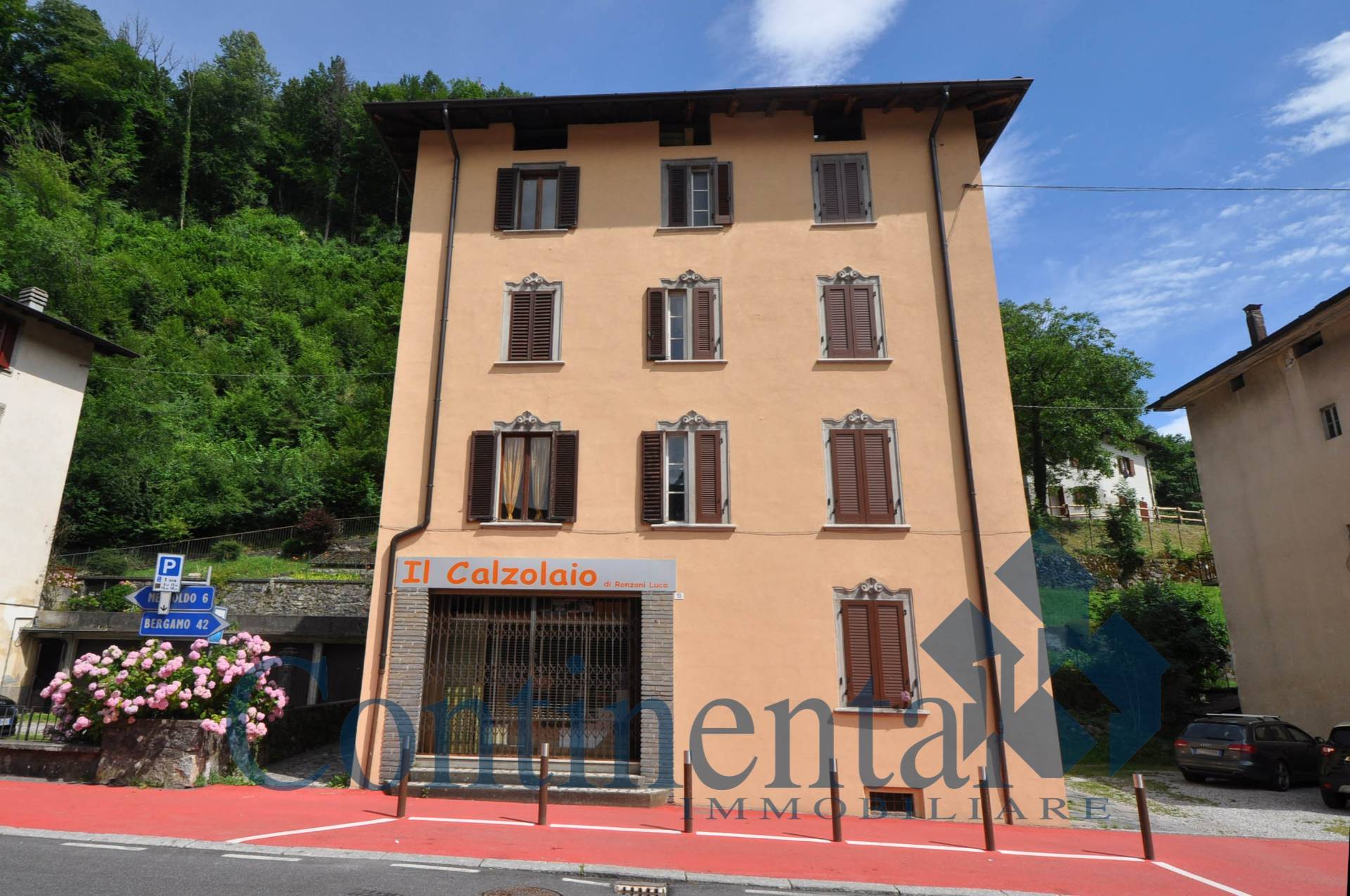 Locale commerciale in vendita a Olmo al Brembo