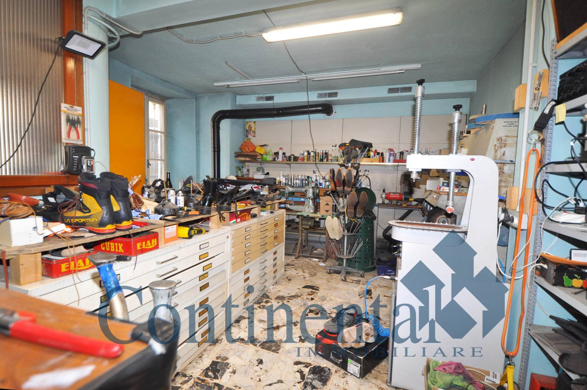 Locale commerciale in vendita a Olmo al Brembo
