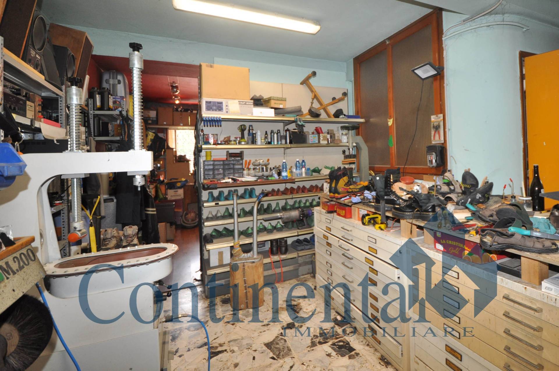 Locale commerciale in vendita a Olmo al Brembo