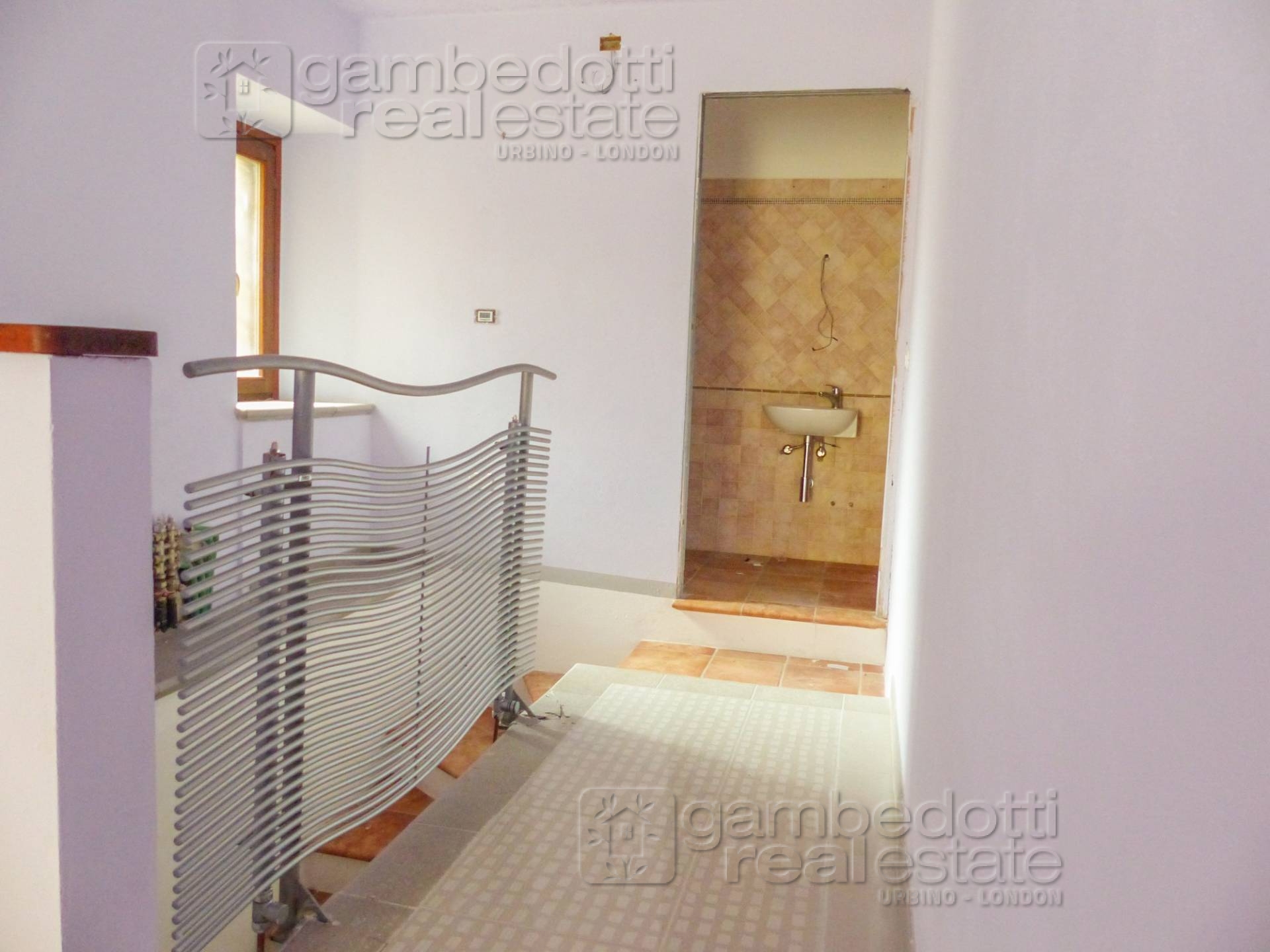 Locale commerciale in affitto a Sant'Angelo in Vado