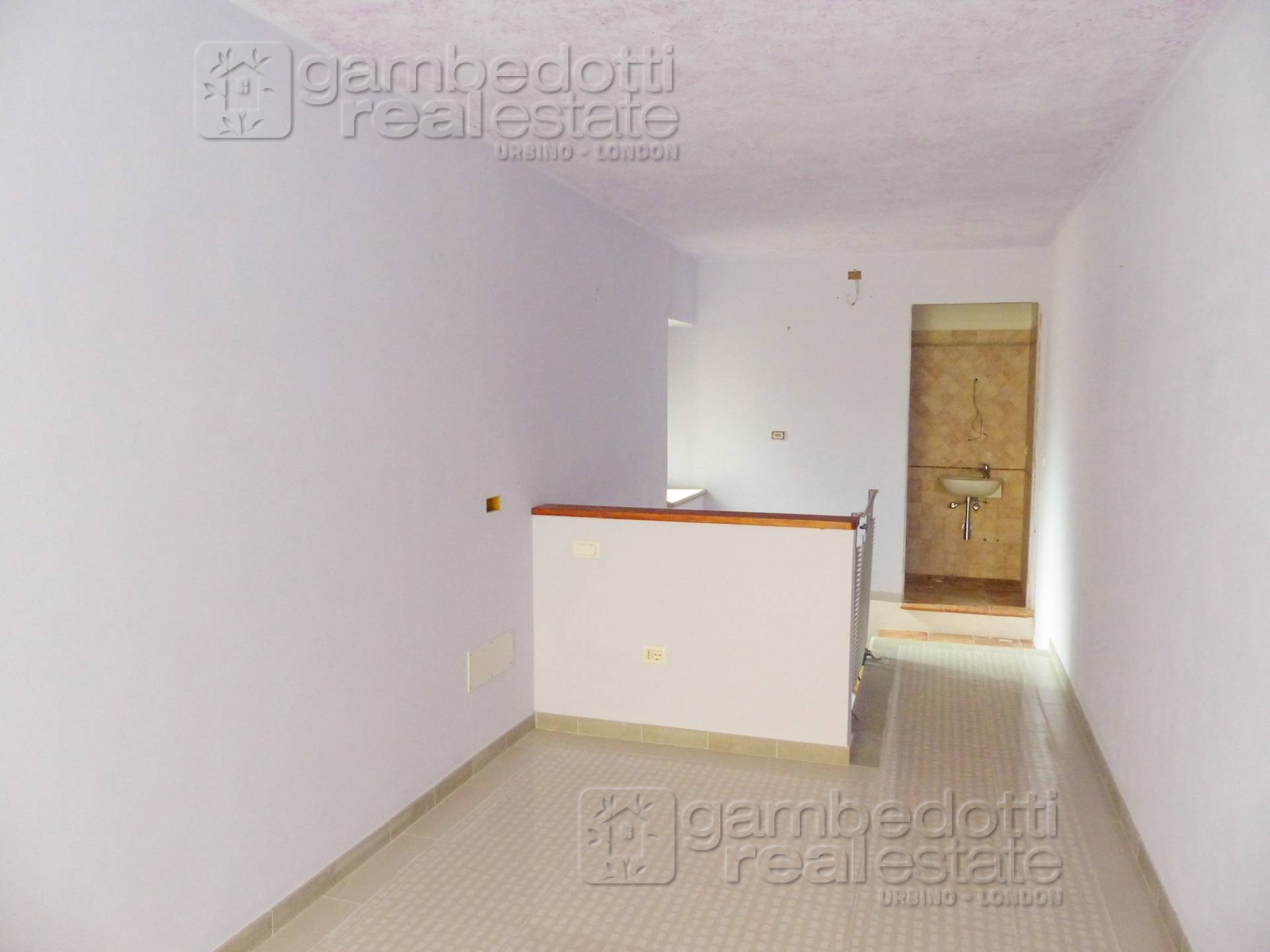 Locale commerciale in affitto a Sant'Angelo in Vado