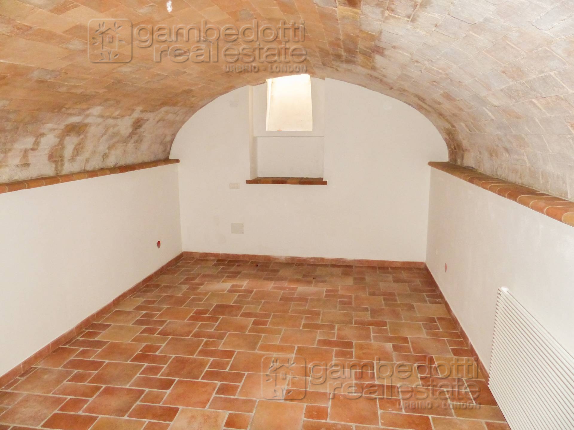 Locale commerciale in affitto a Sant'Angelo in Vado