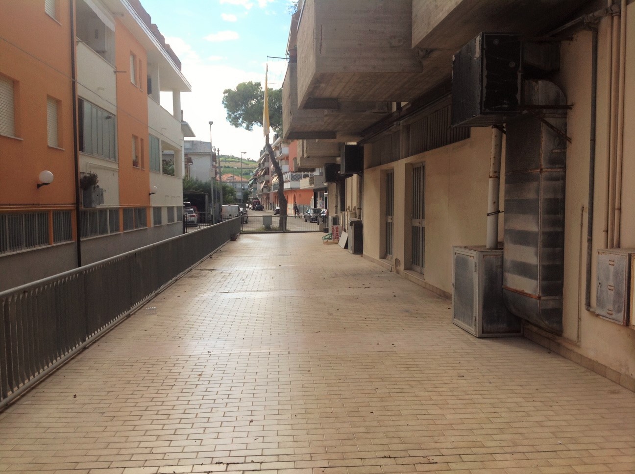 Locale commerciale in affitto a Martinsicuro, Zona Mare