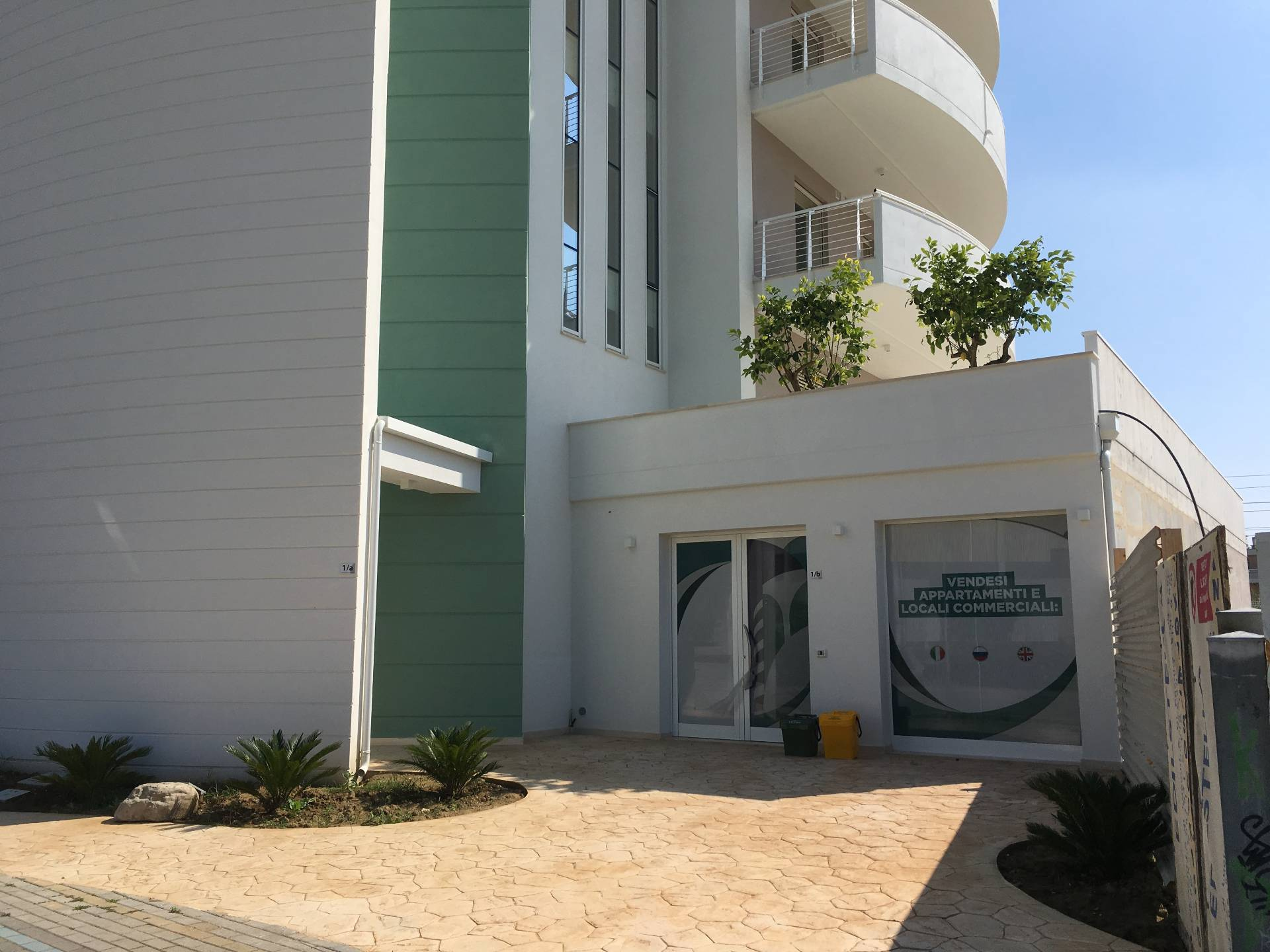 Locale commerciale in vendita a Grottammare, zona Orologio