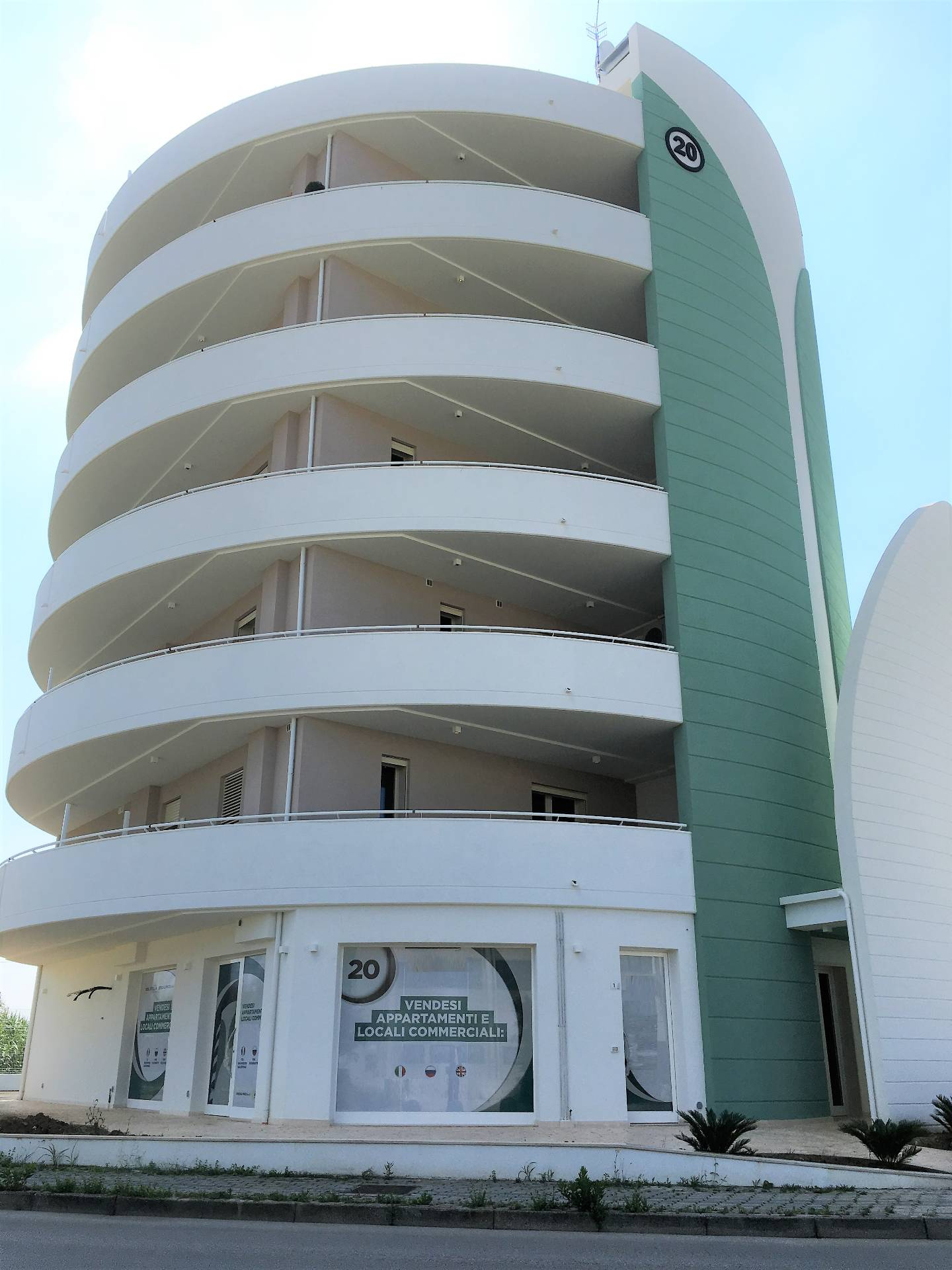 Locale commerciale in vendita a Grottammare, zona Orologio