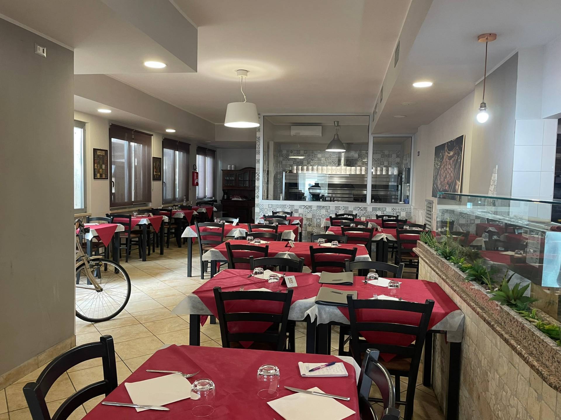 Locale commerciale in vendita a Martinsicuro, Zona Mare