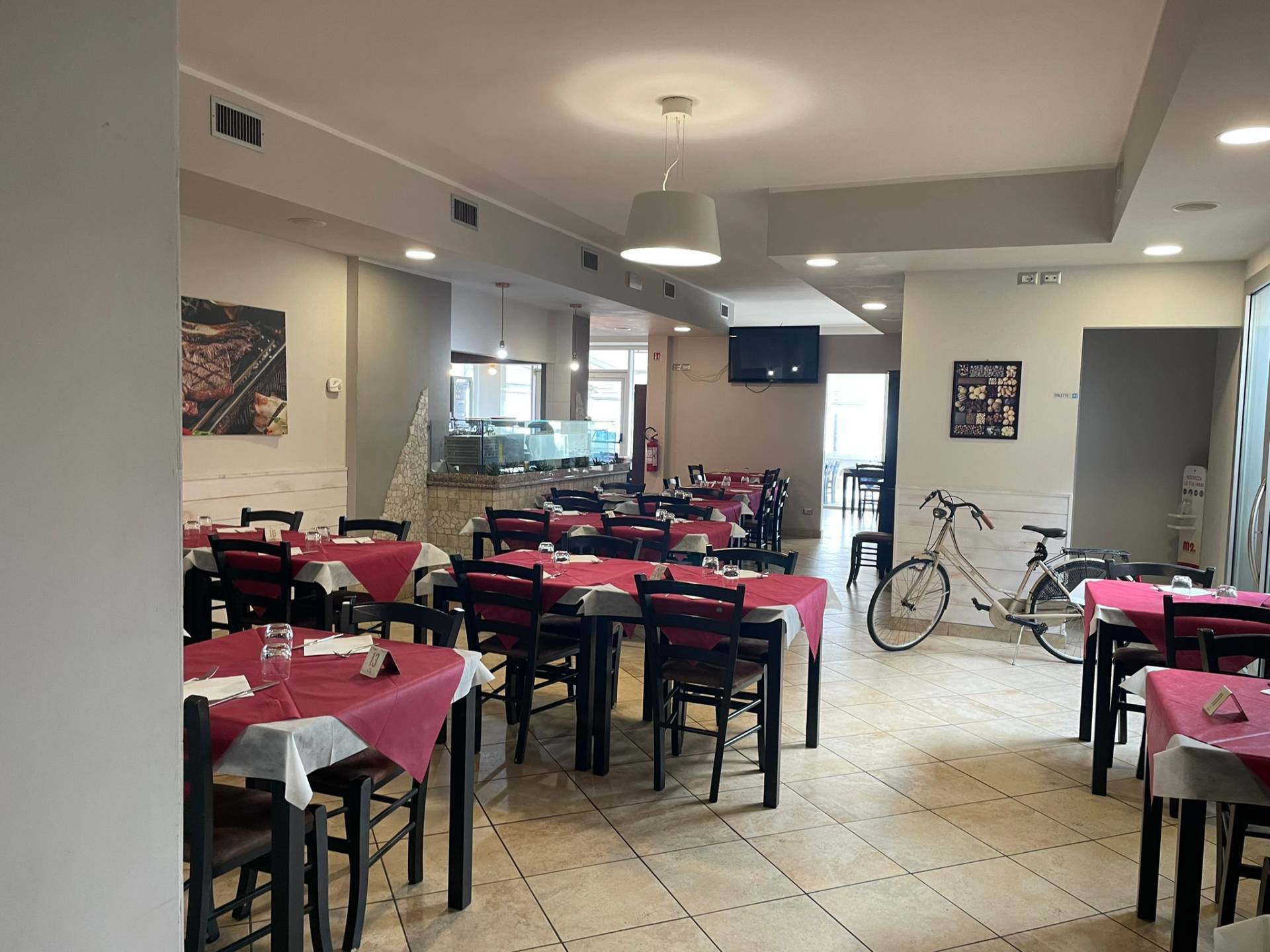 Locale commerciale in vendita a Martinsicuro, Zona Mare