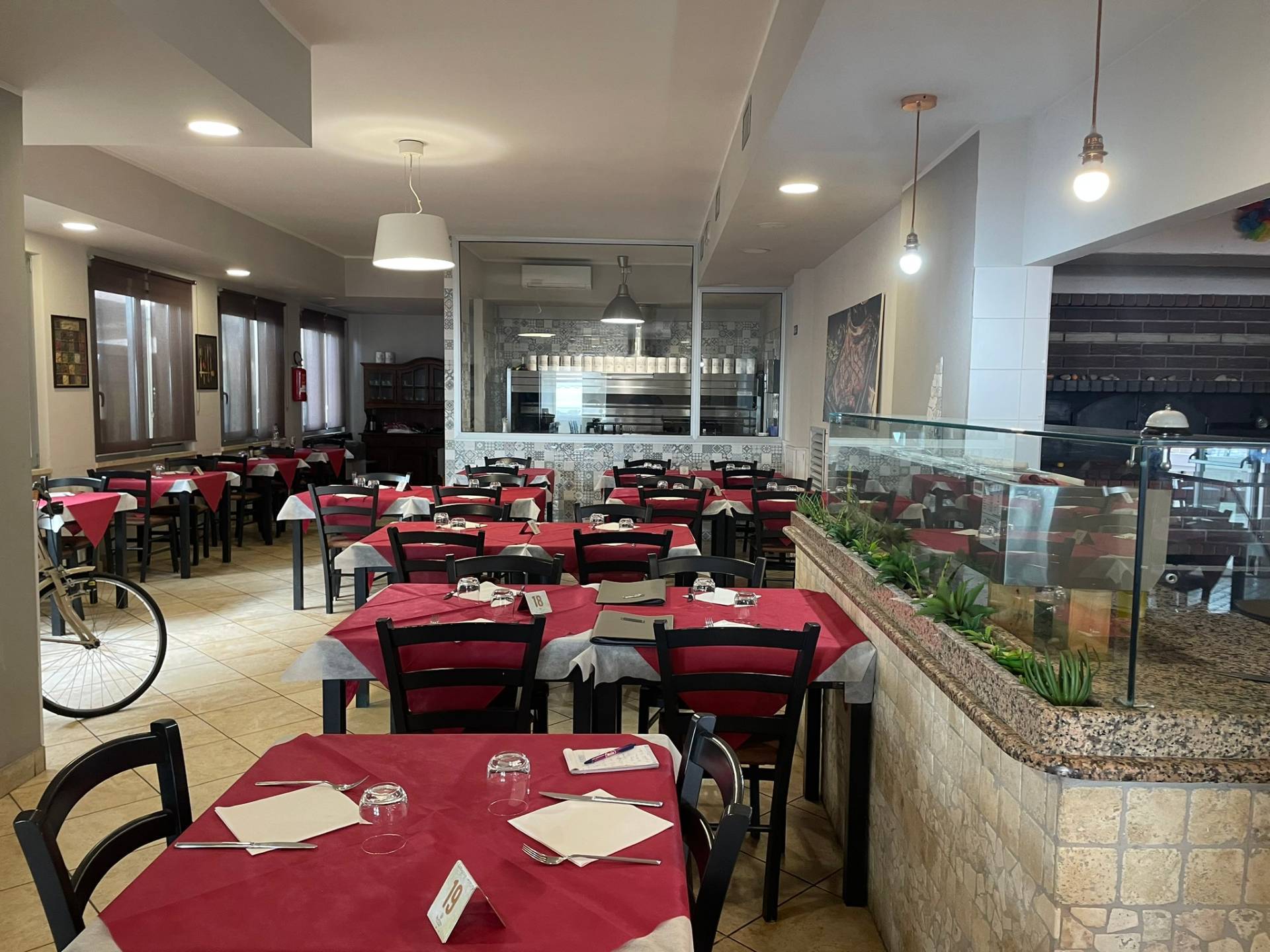 Locale commerciale in vendita a Martinsicuro, Zona Mare