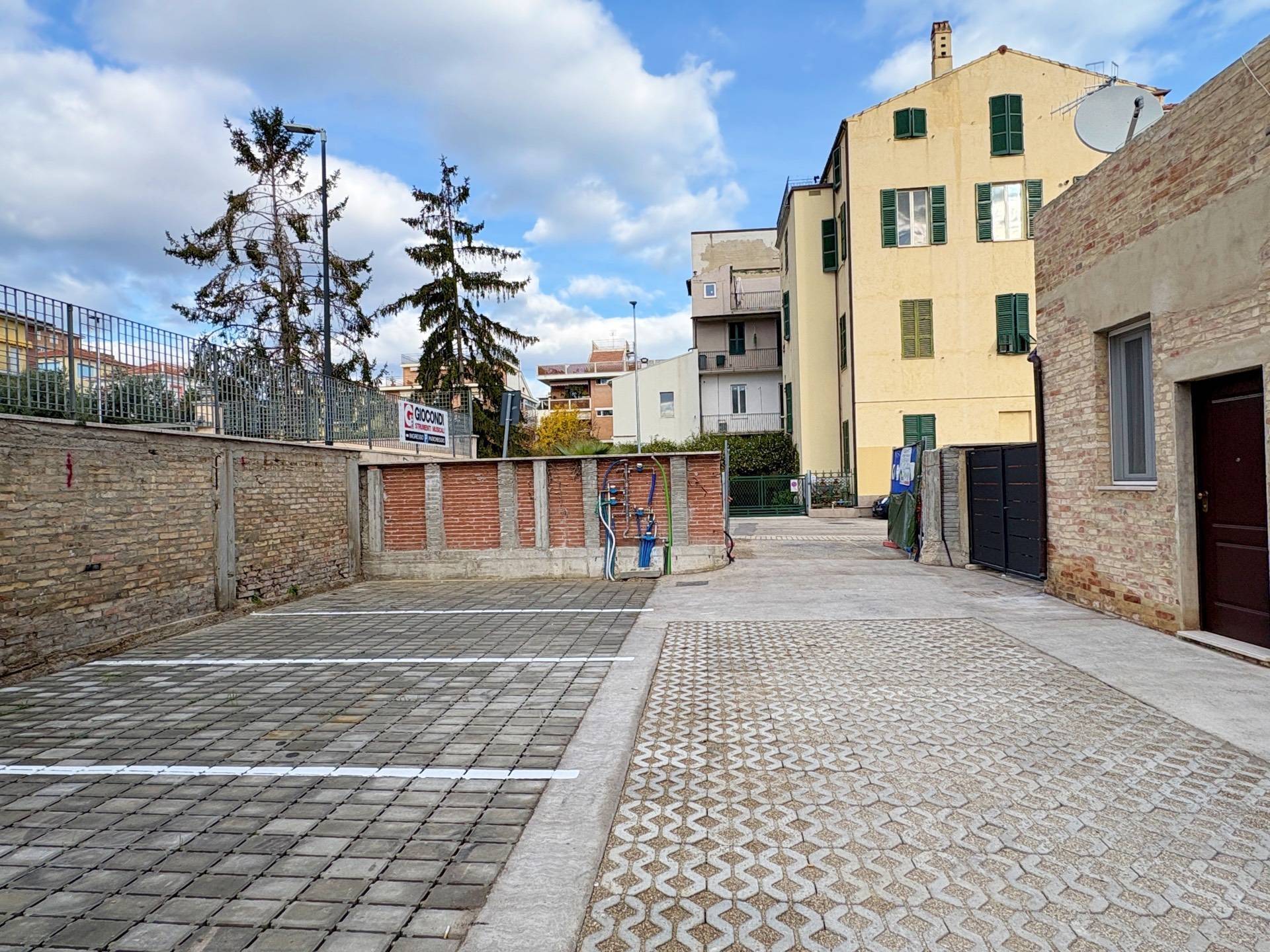 Posto auto scoperto in vendita a San Benedetto del Tronto, Zona Centrale