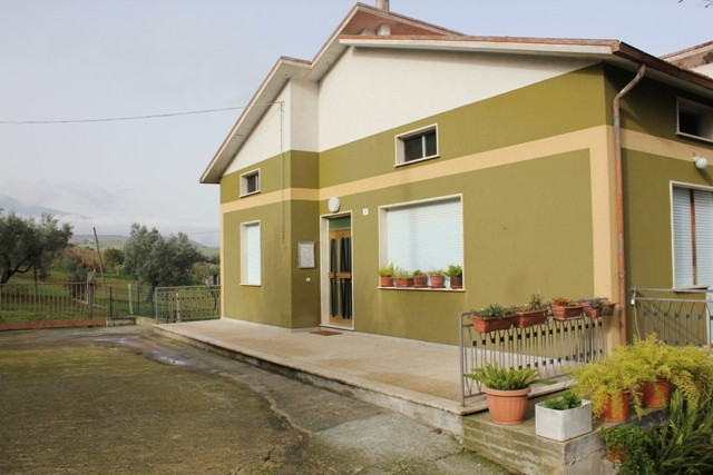 Casolare e Terreno in vendita a Civitella del Tronto, Borrano