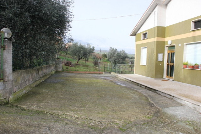 Casolare e Terreno in vendita a Civitella del Tronto, Borrano