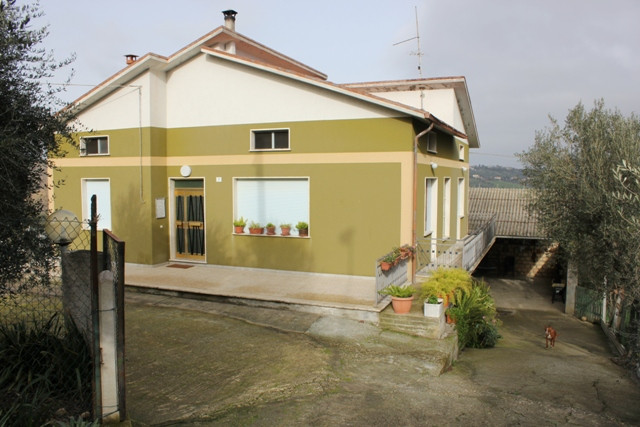 Casolare e Terreno in vendita a Civitella del Tronto, Borrano