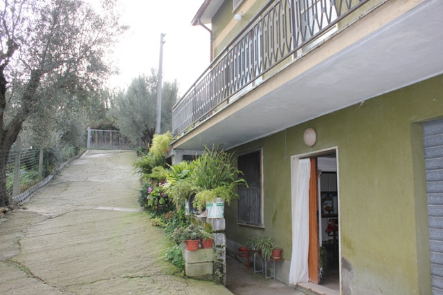 Casolare e Terreno in vendita a Civitella del Tronto, Borrano