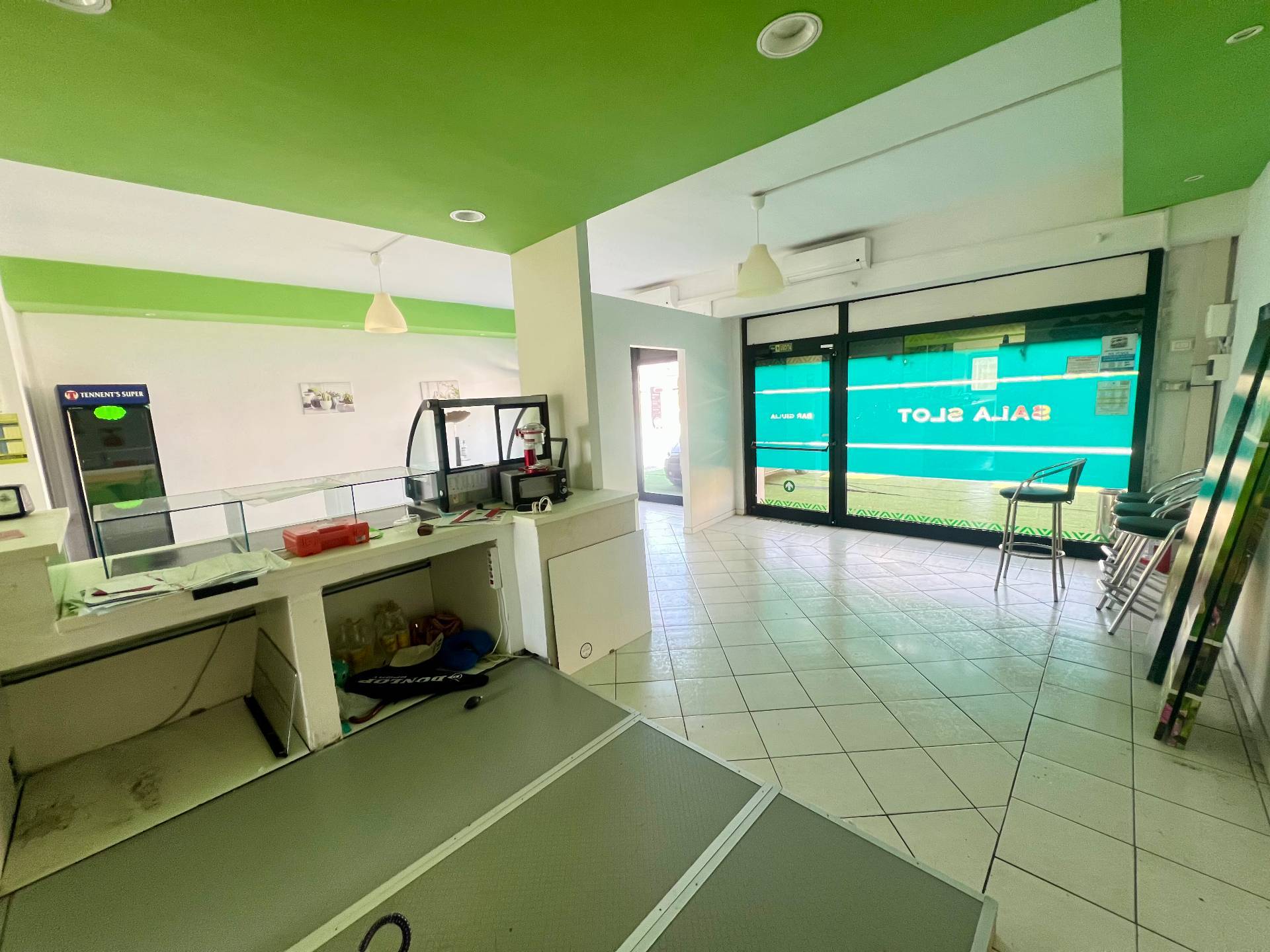 Locale commerciale in vendita a Fabriano, SEMI PERIFERIA