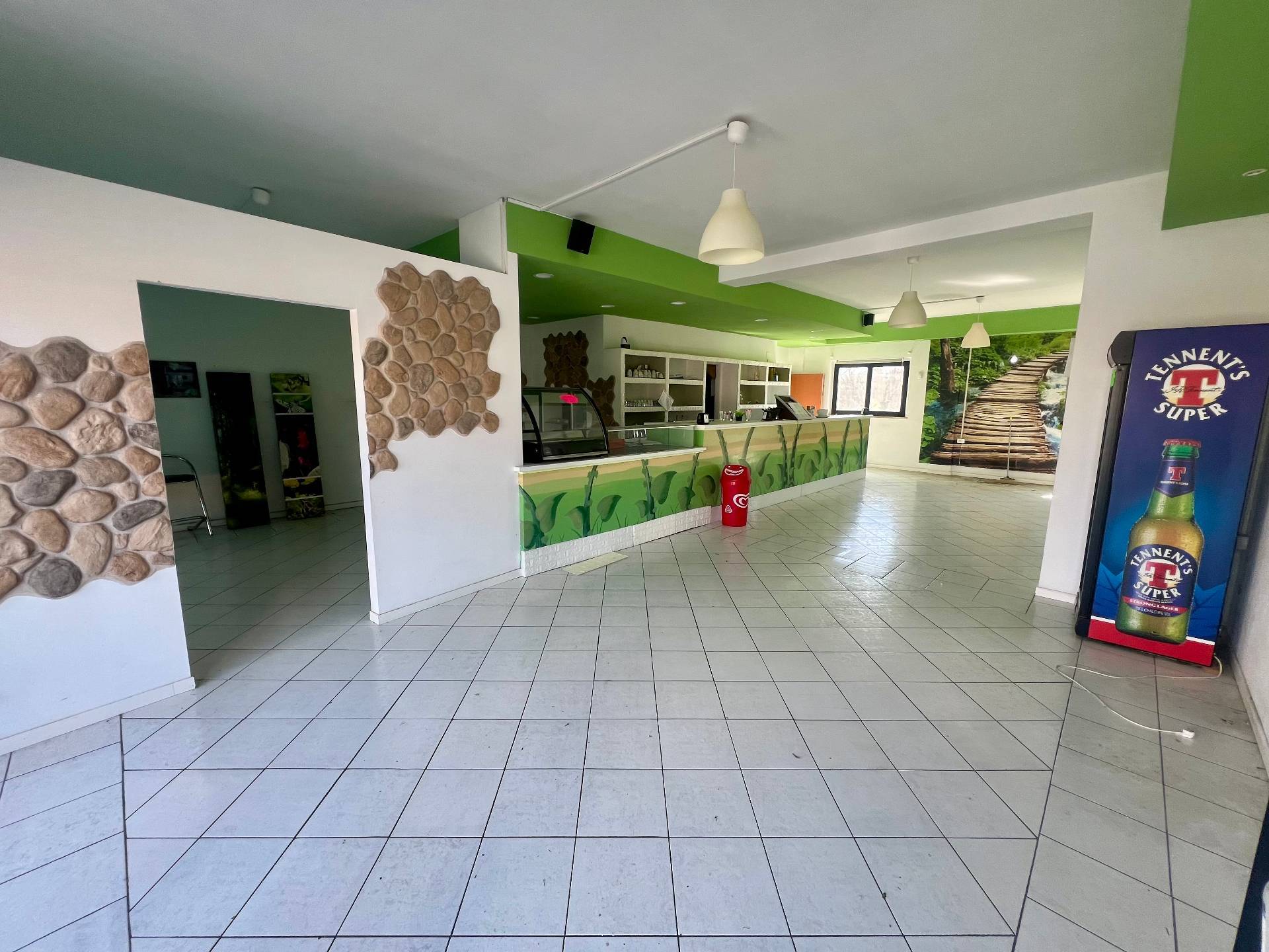 Locale commerciale in vendita a Fabriano, SEMI PERIFERIA