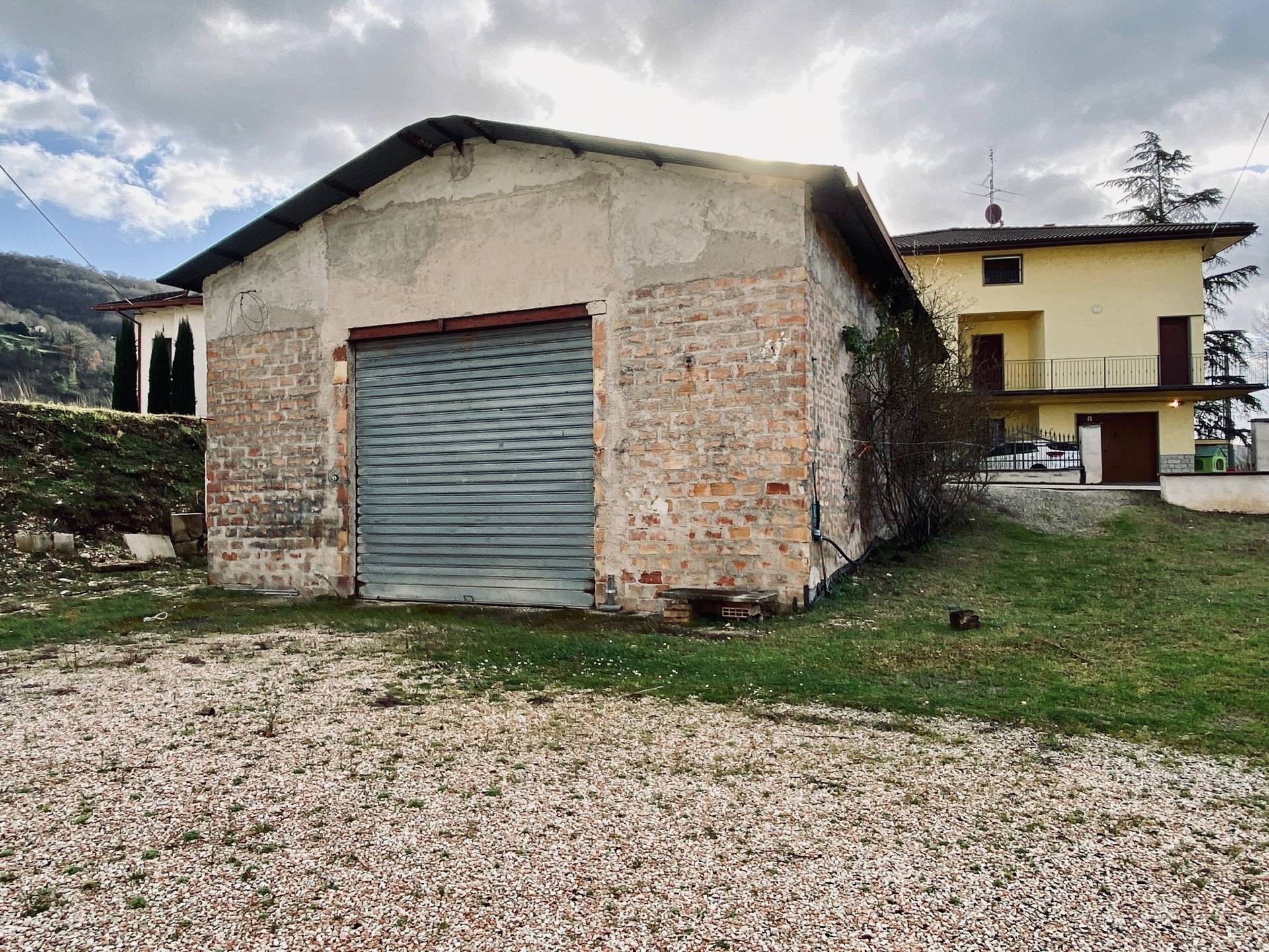 Magazzino in vendita a Genga