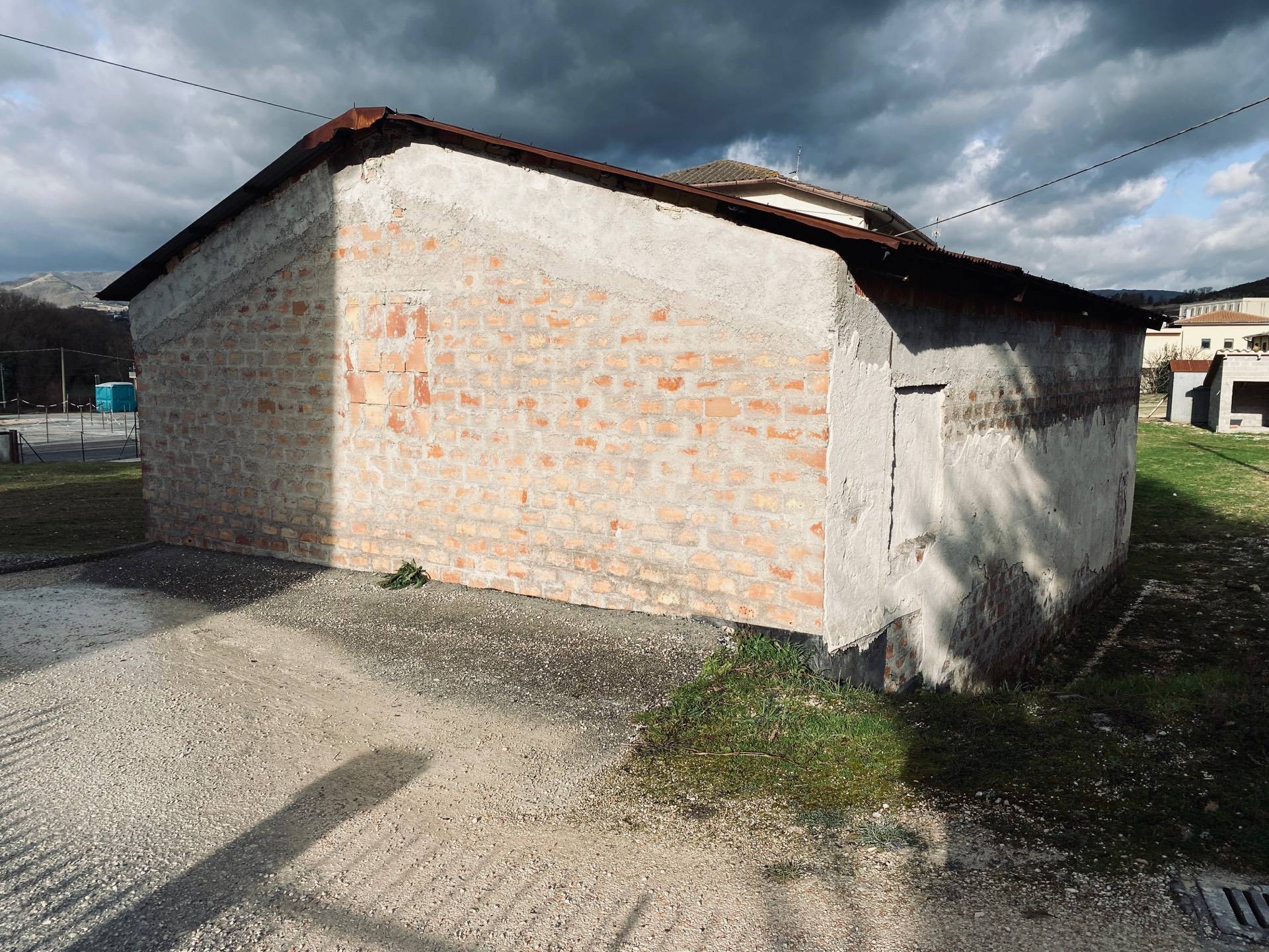 Magazzino in vendita a Genga