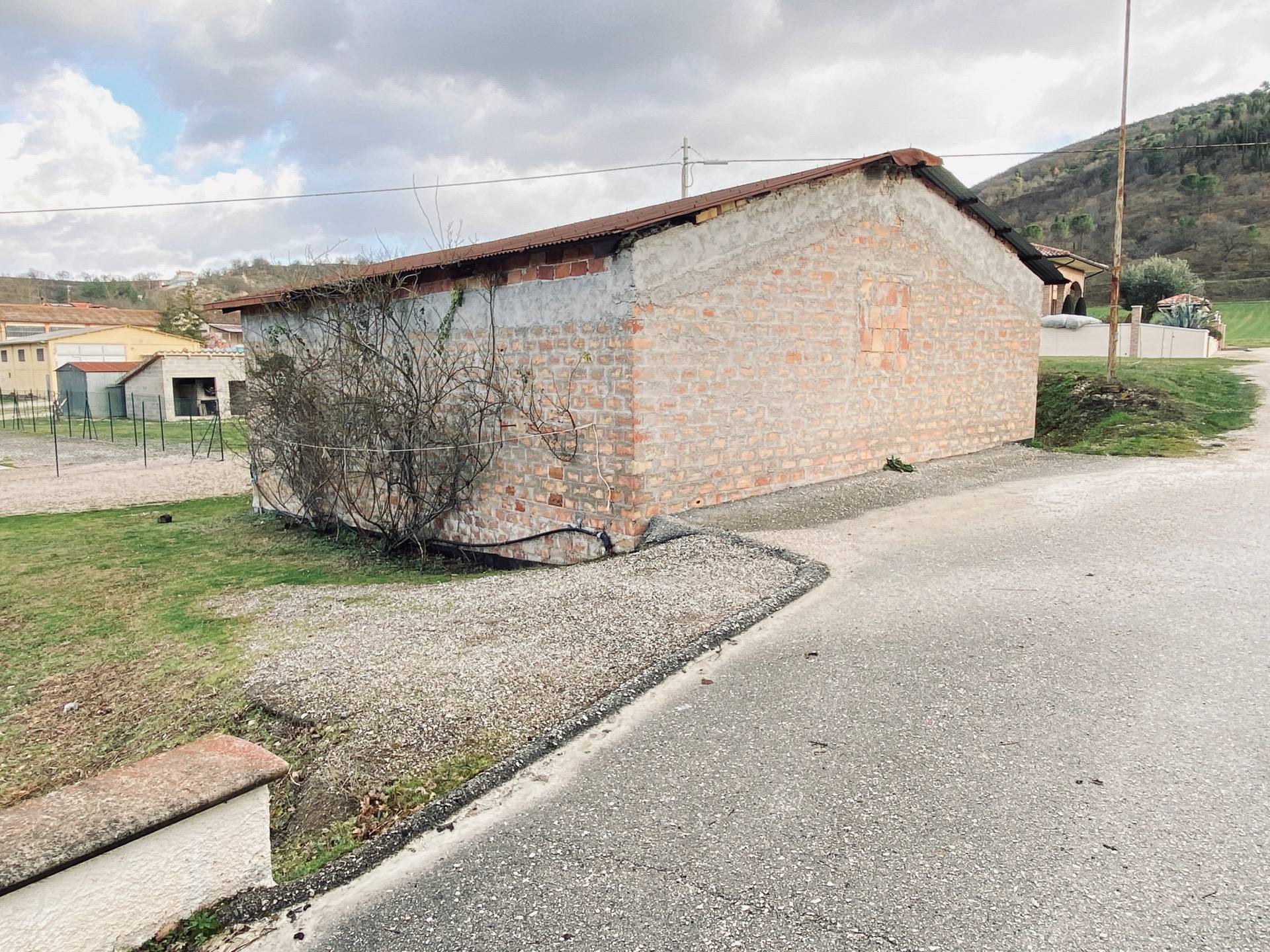 Magazzino in vendita a Genga