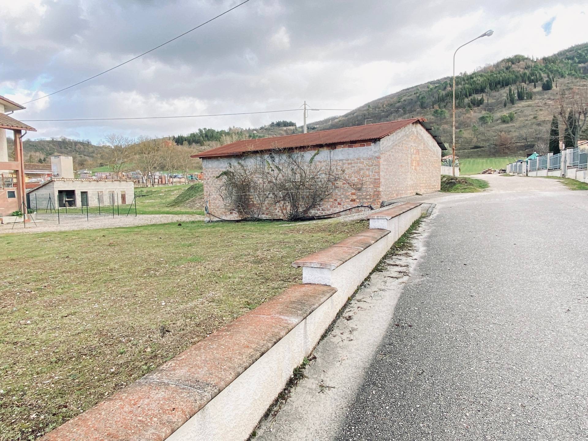 Magazzino in vendita a Genga